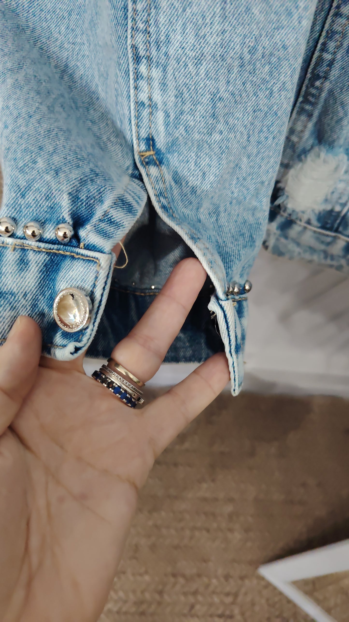 Giubbotto denim con borchie