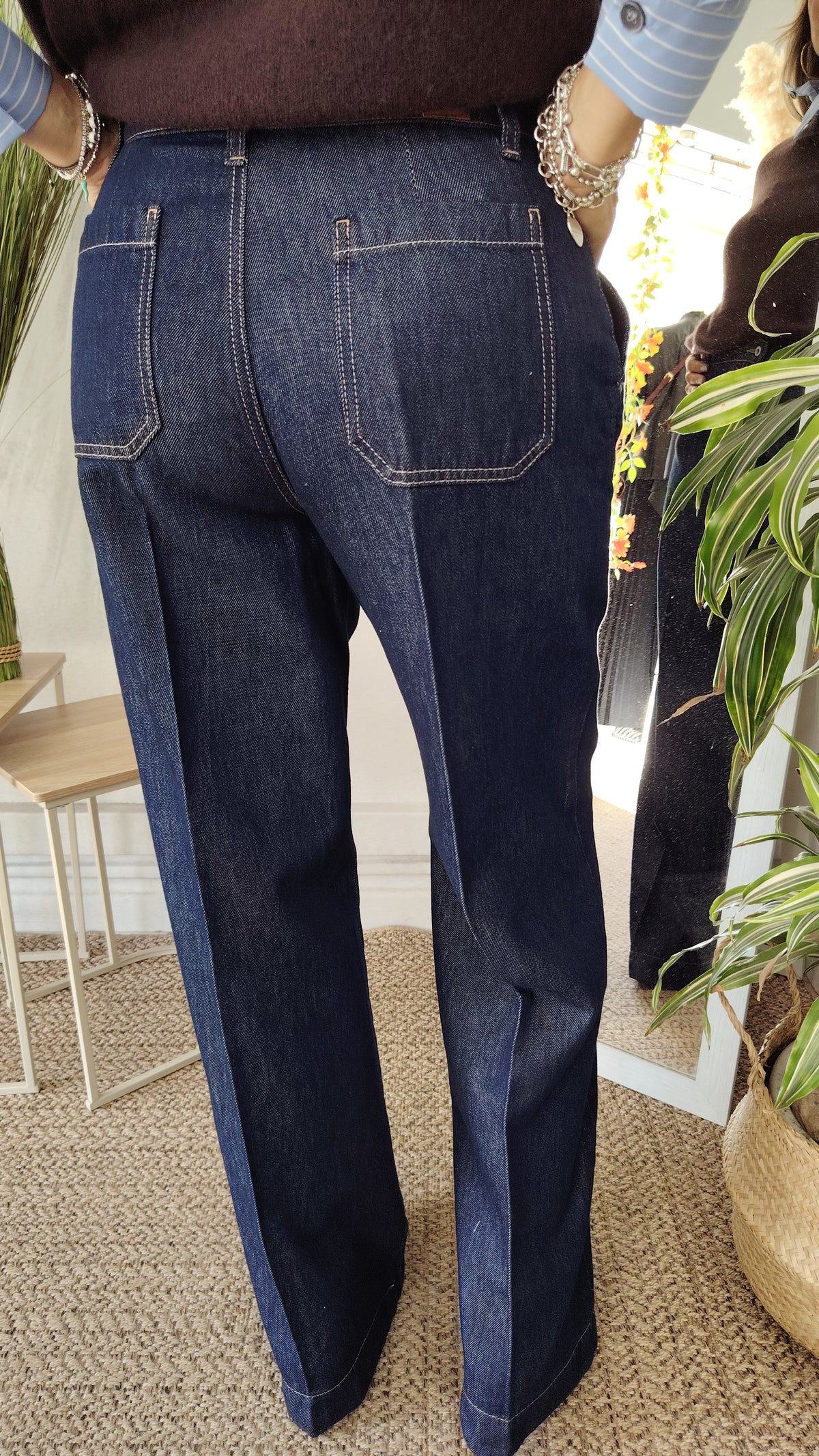 Jeans gamba ampia con cuciture a contrasto