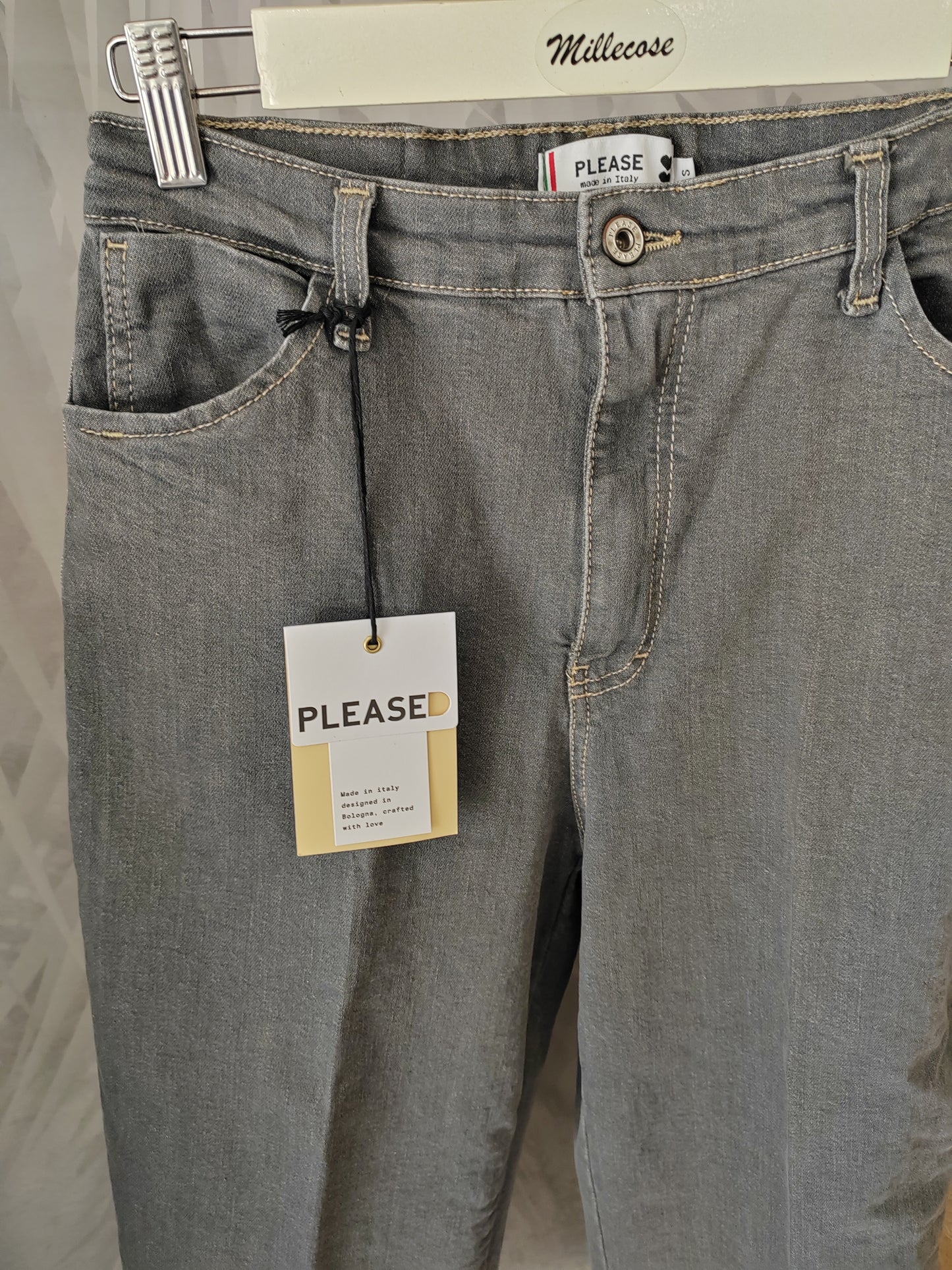 Jeans straight cropped con piega stirata