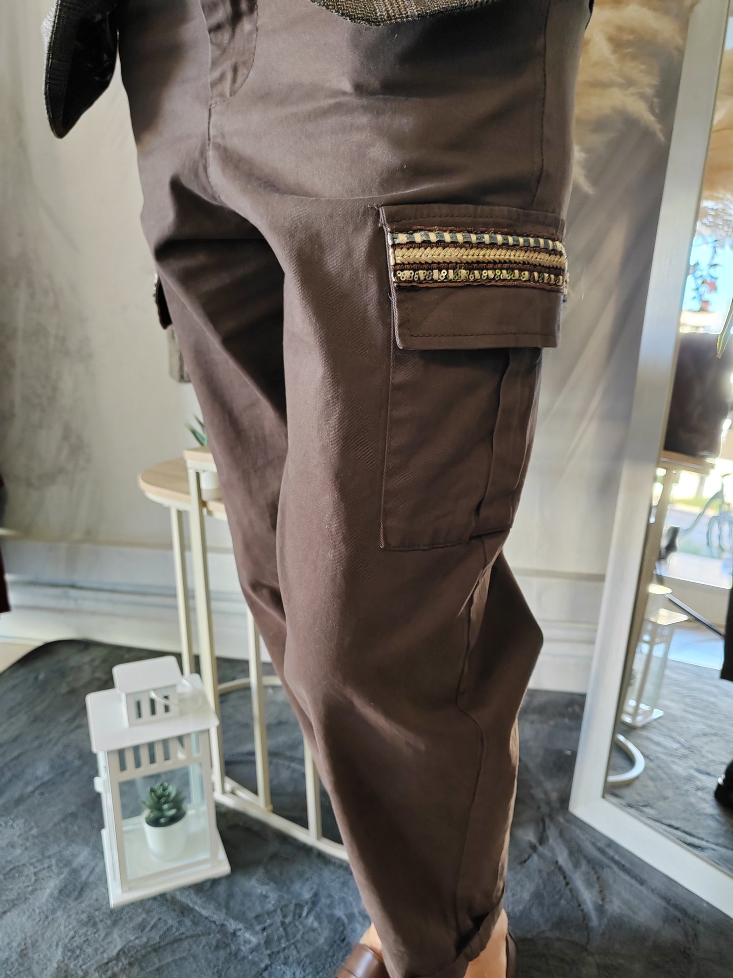 Pantalone cargo dettaglio tasche