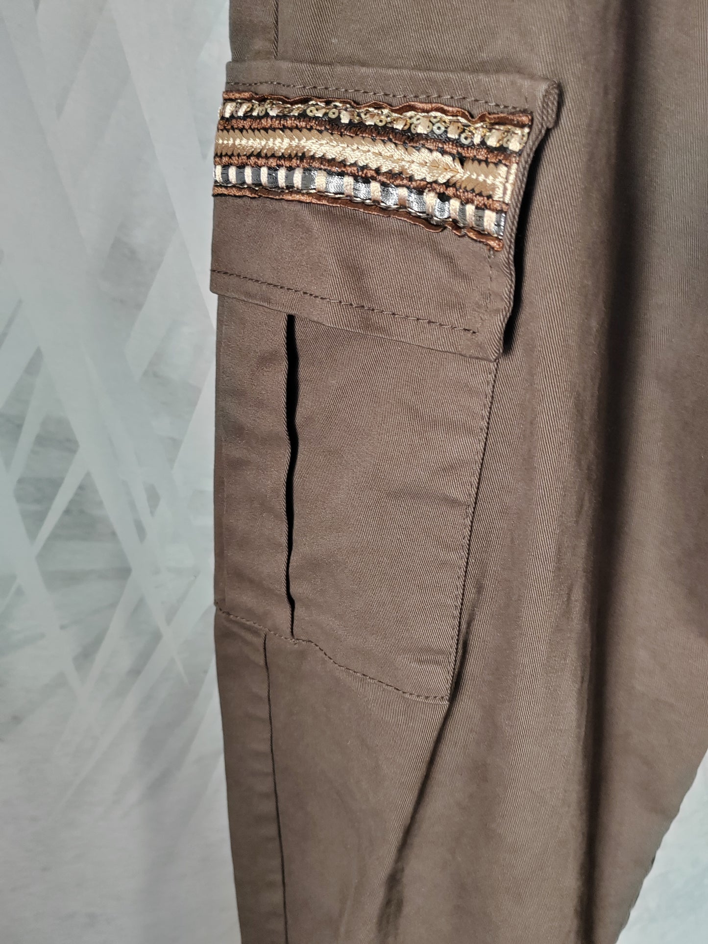 Pantalone cargo dettaglio tasche