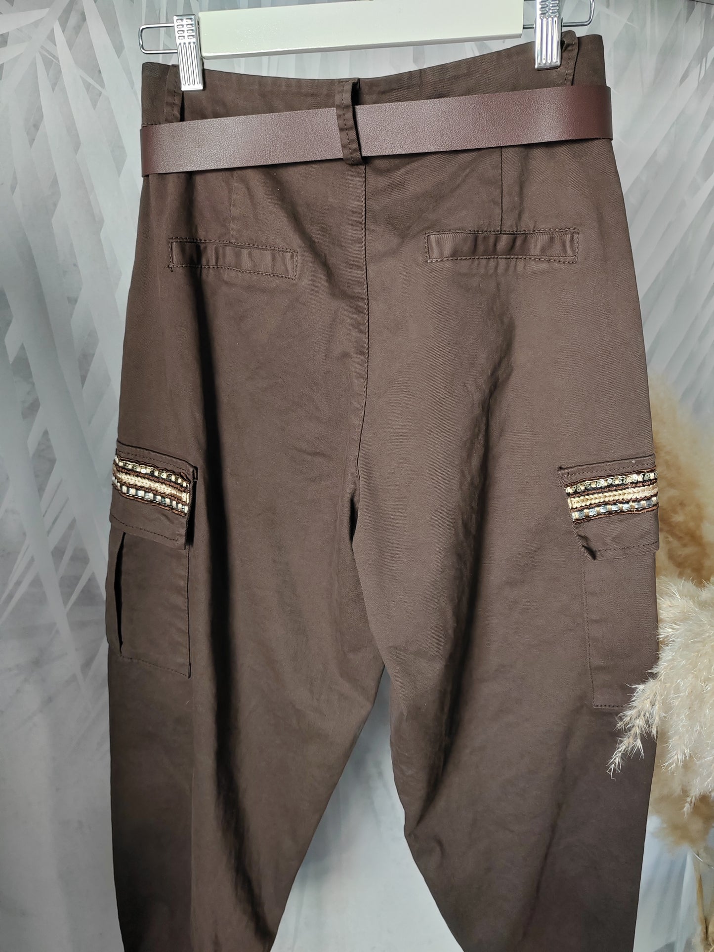 Pantalone cargo dettaglio tasche