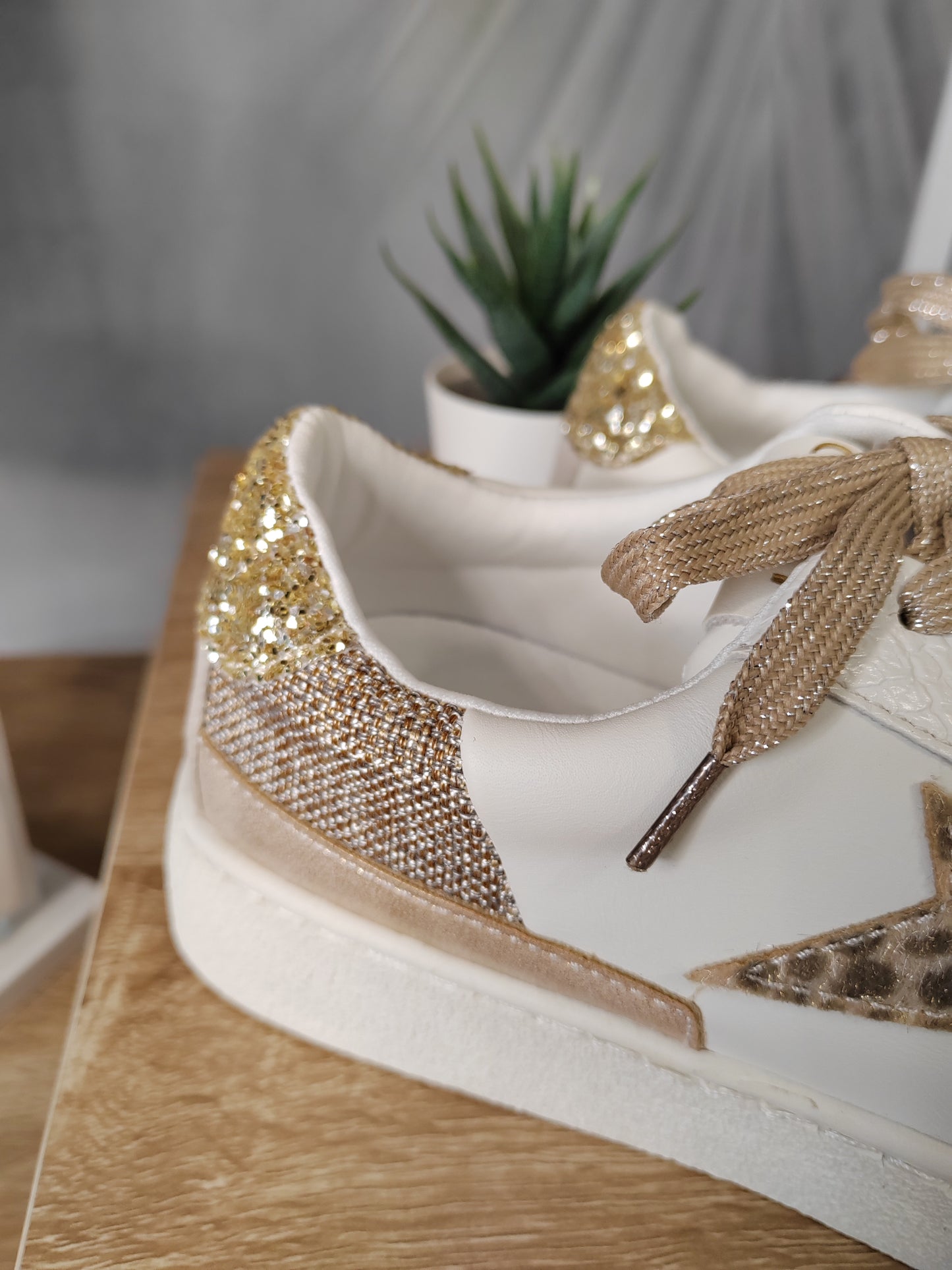 Sneakers oro e macula