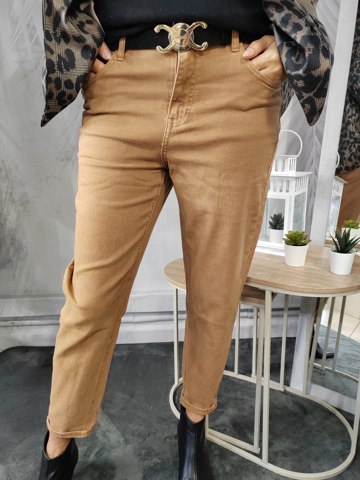 Pantalone mom bruciato