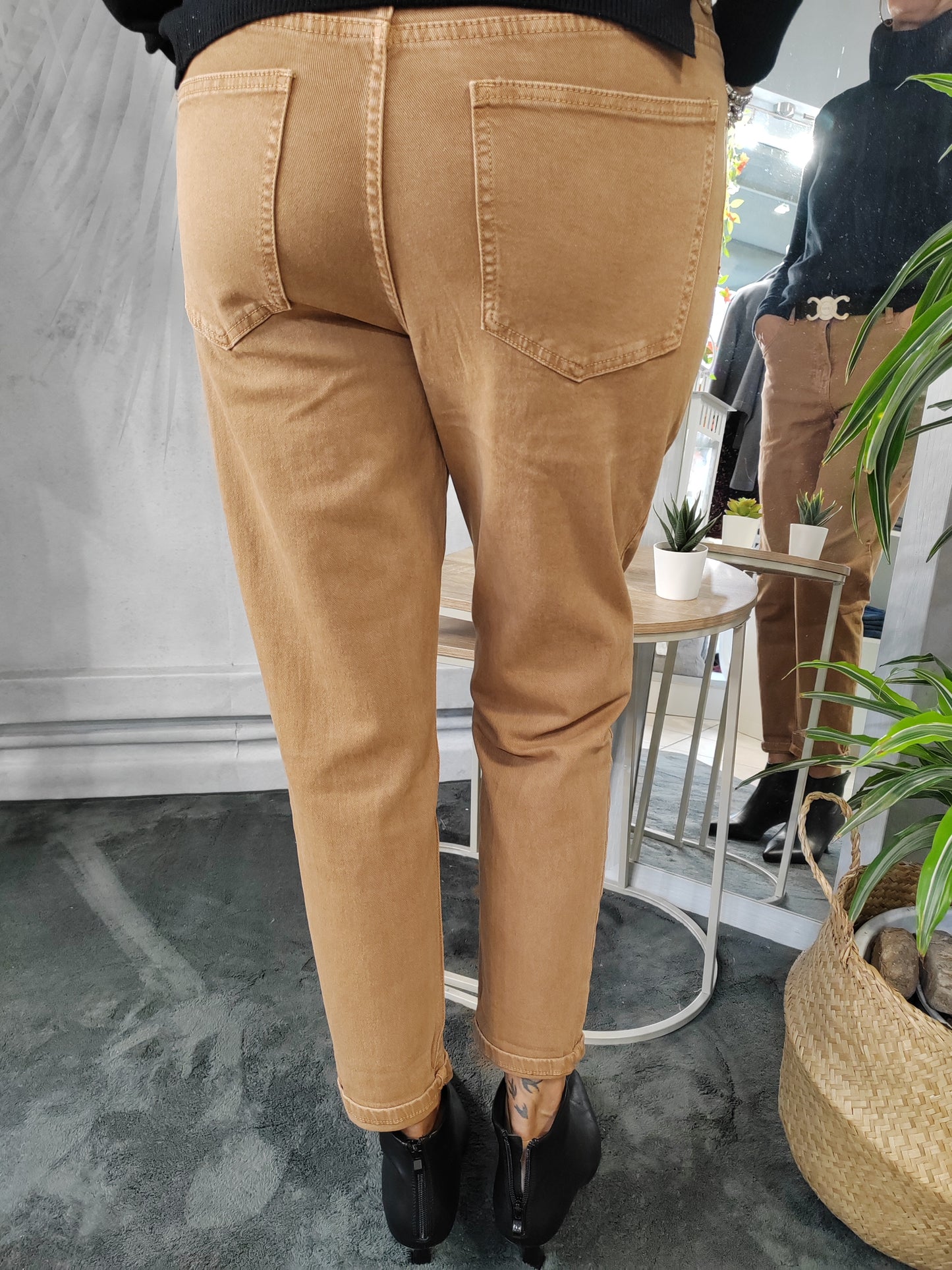 Pantalone mom bruciato