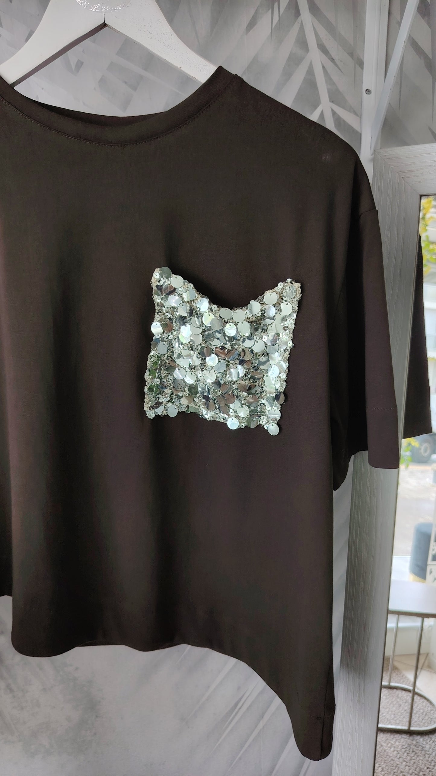 T-shirt con tasca paillettes
