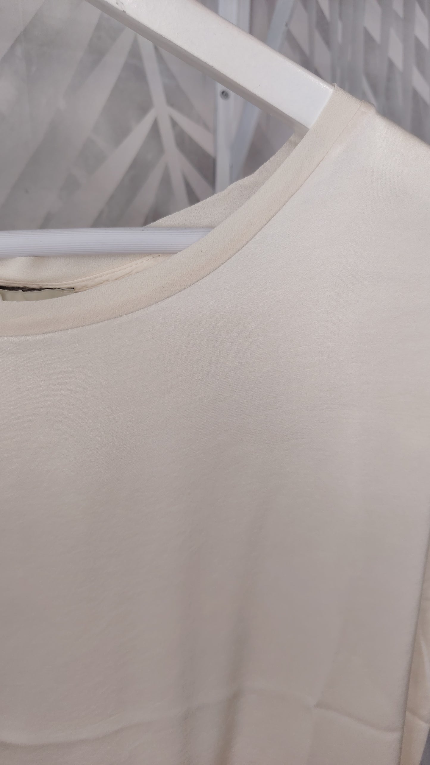 Blusa smanicata con bordi