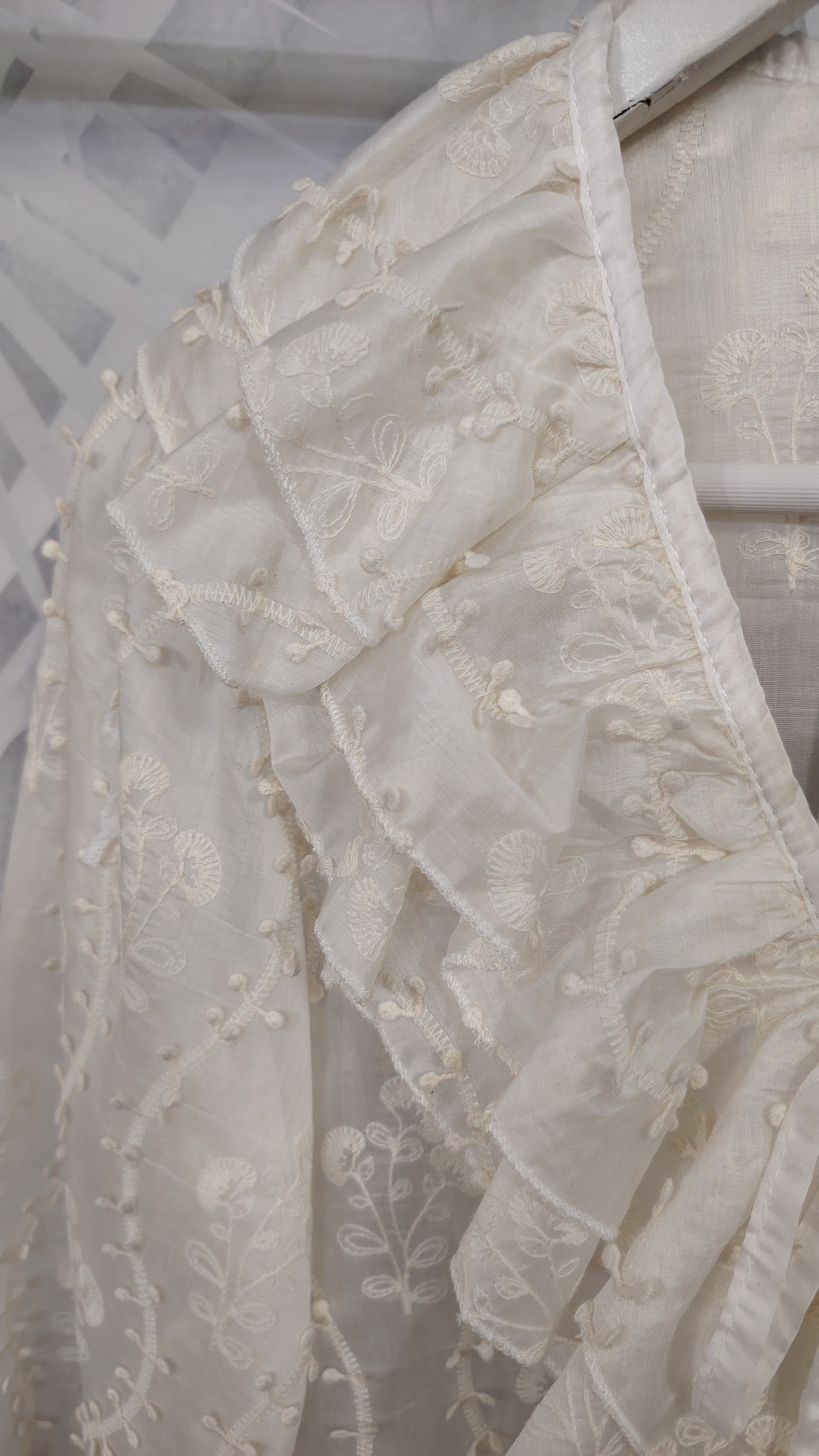 Blusa con rouches e motivi in rilievo