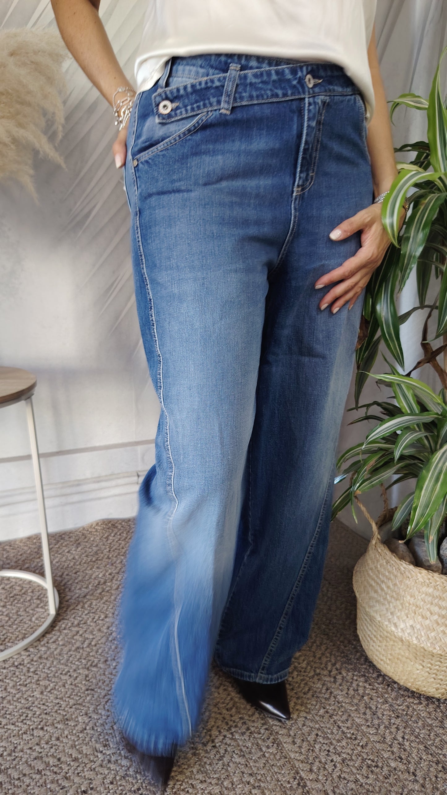 Jeans abbottonatura asimmetrica