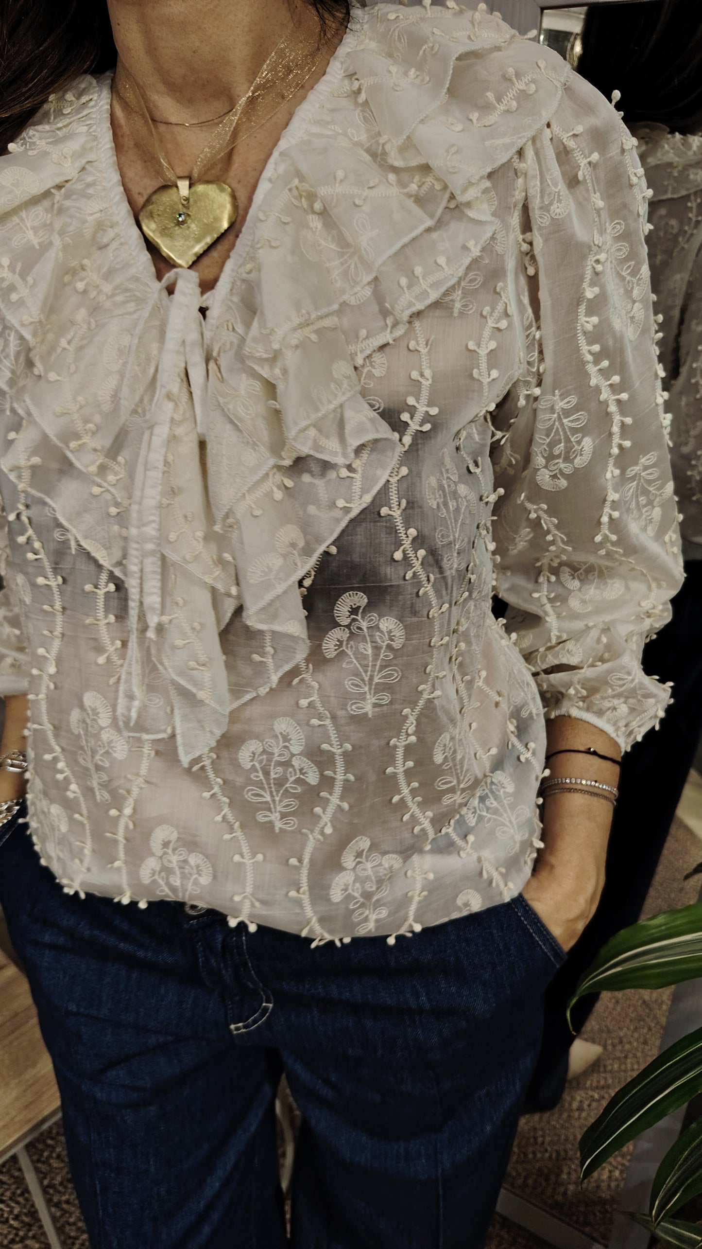 Blusa con rouches e motivi in rilievo