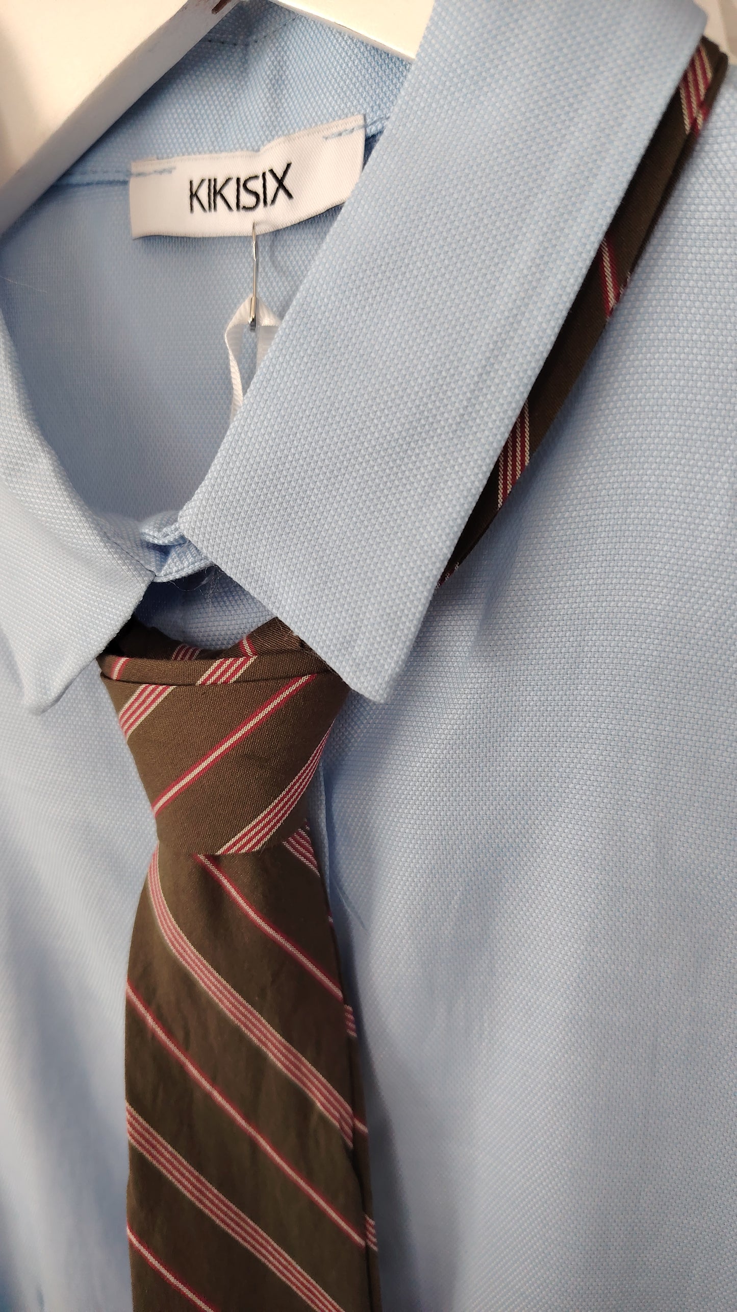 Camicia sfiancata con cravatta
