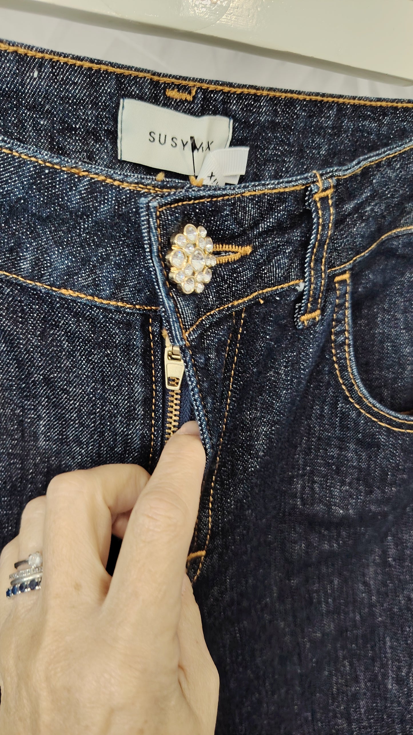 Jeans gamba dritta bottone gioiello