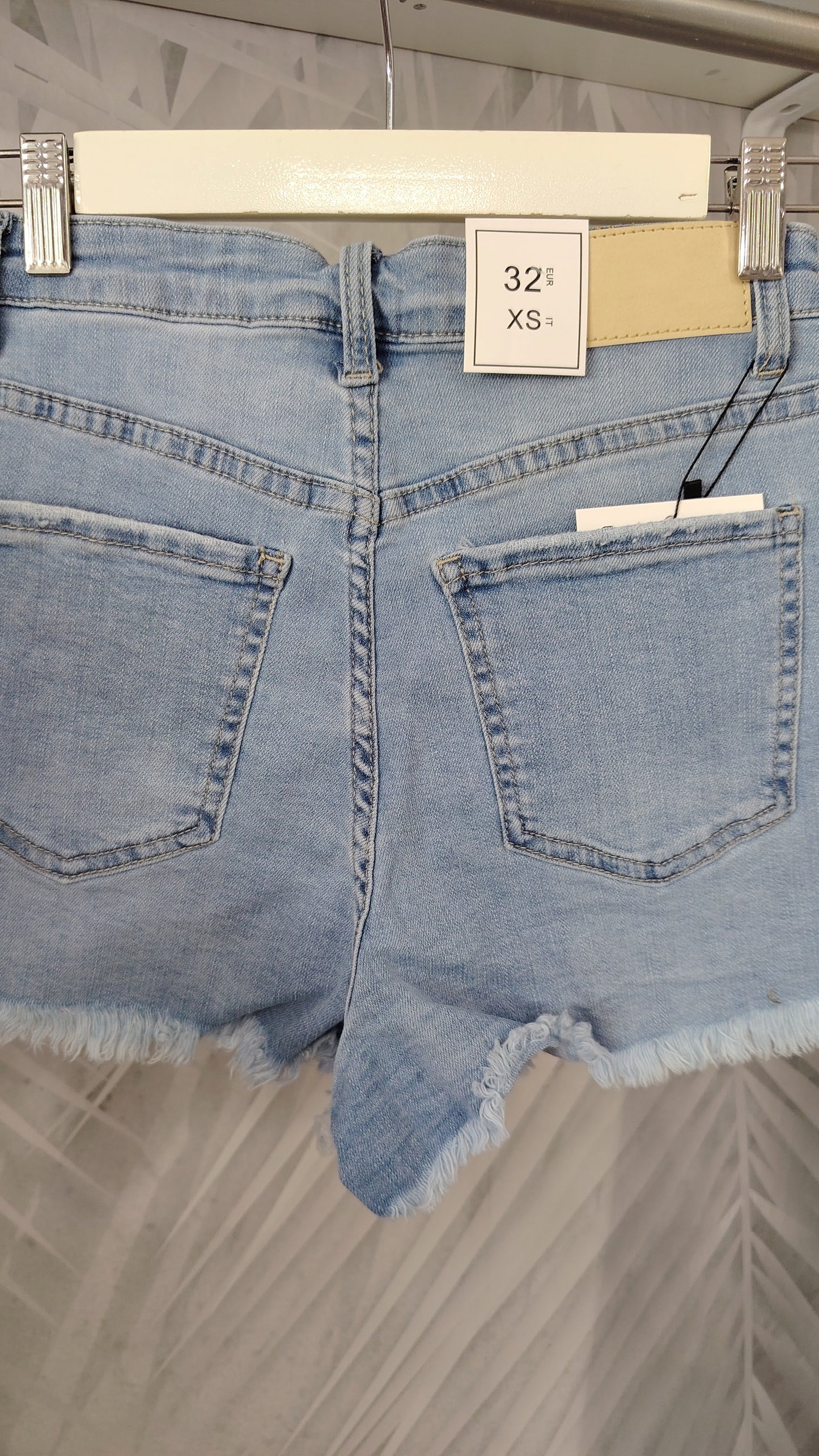 Short in denim con borchie