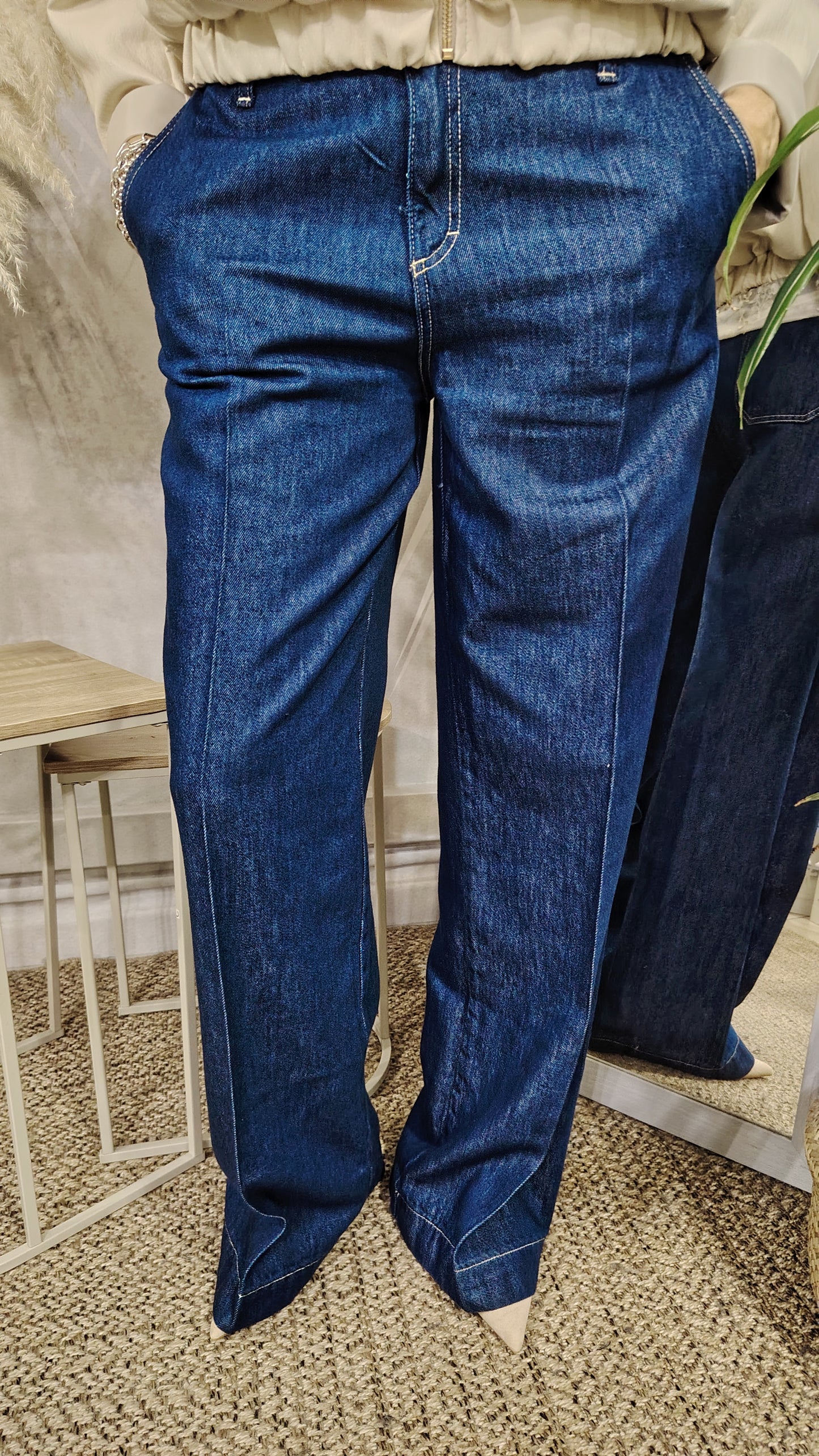 Jeans a gamba ampia con piega frontale