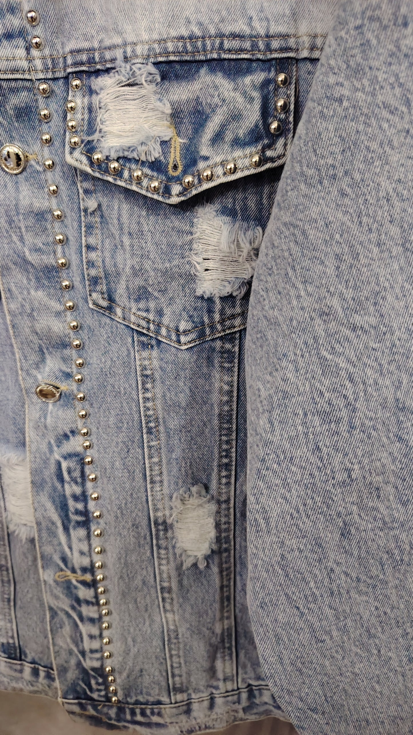 Giubbotto denim con borchie