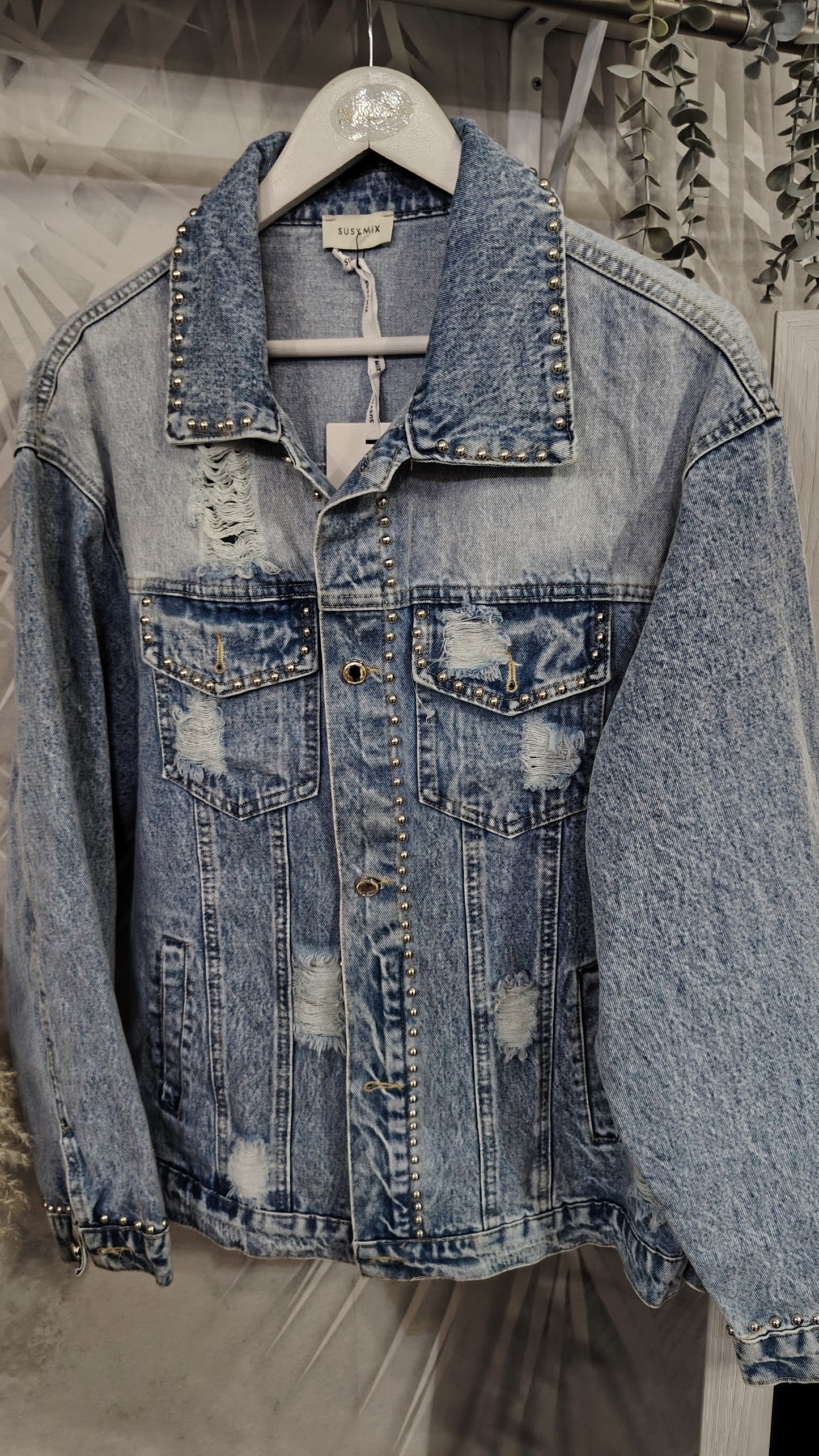 Giubbotto denim con borchie