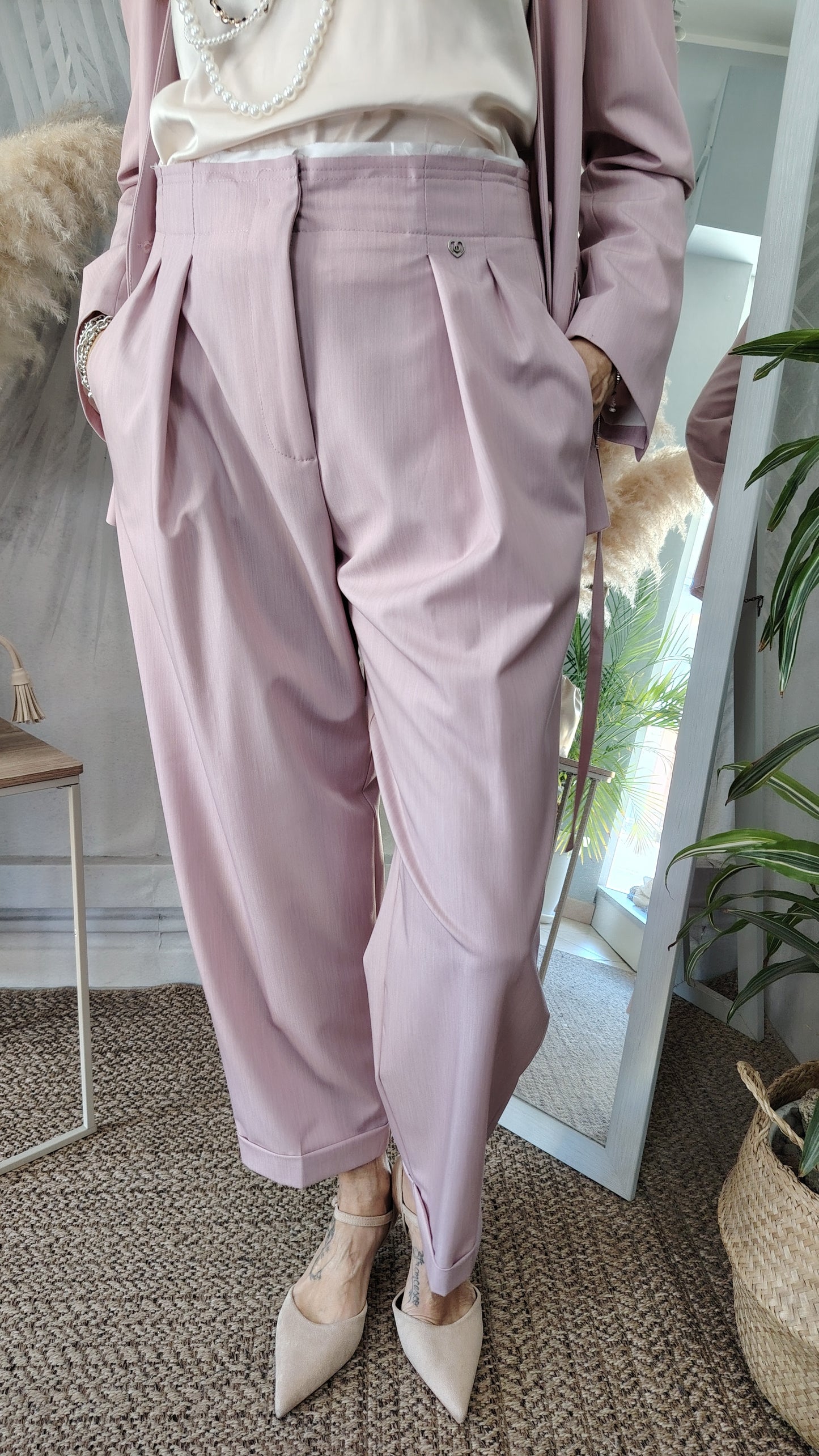 Pantaloni vita alta pences e risvolto