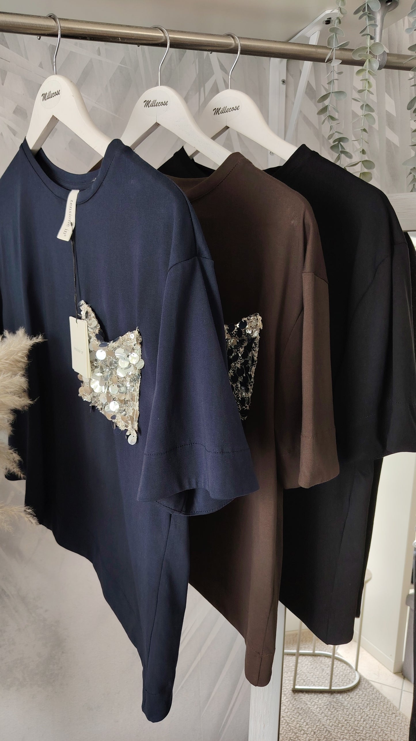T-shirt con tasca paillettes