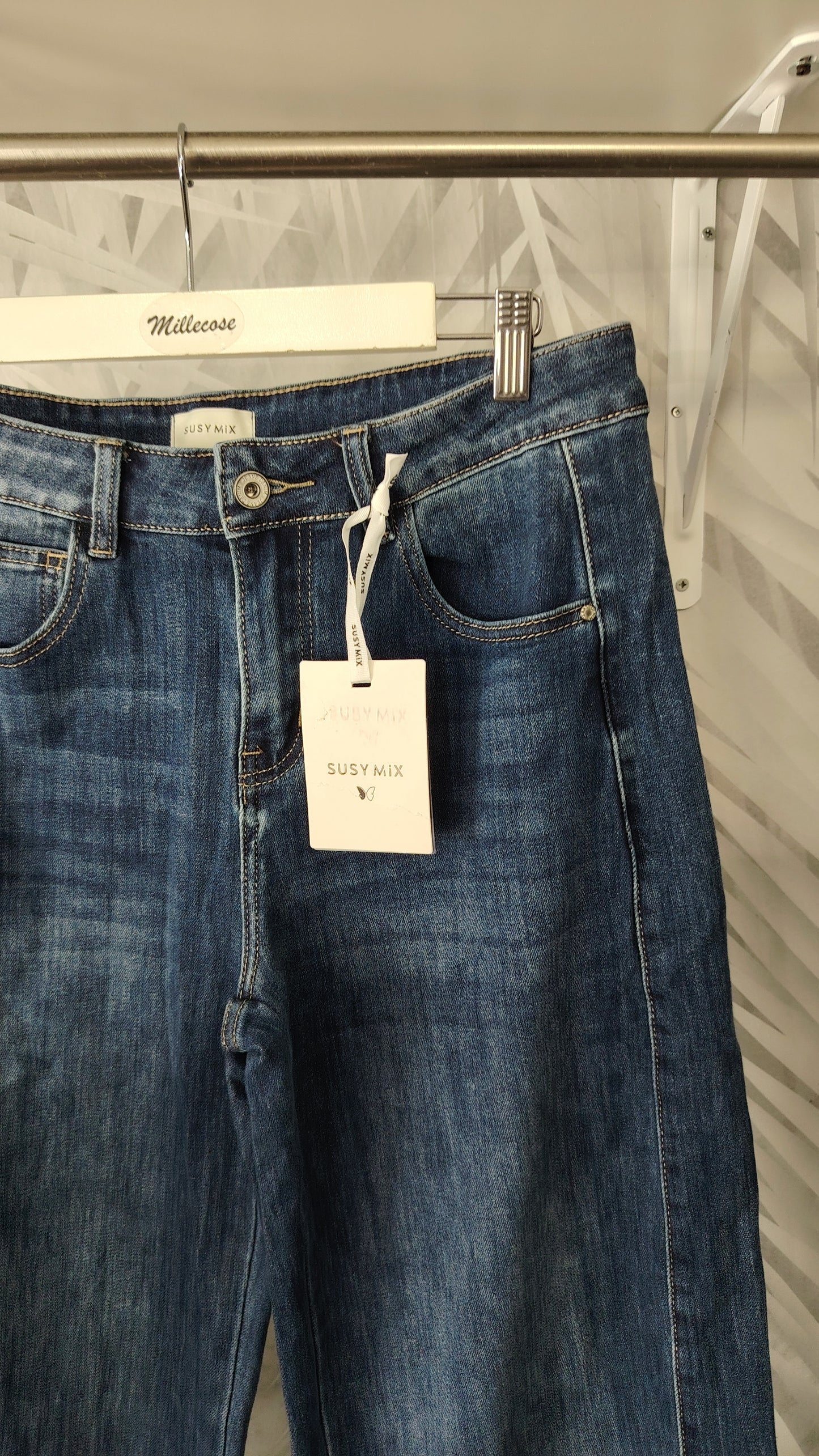 Jeans gamba larga con risvolto alto