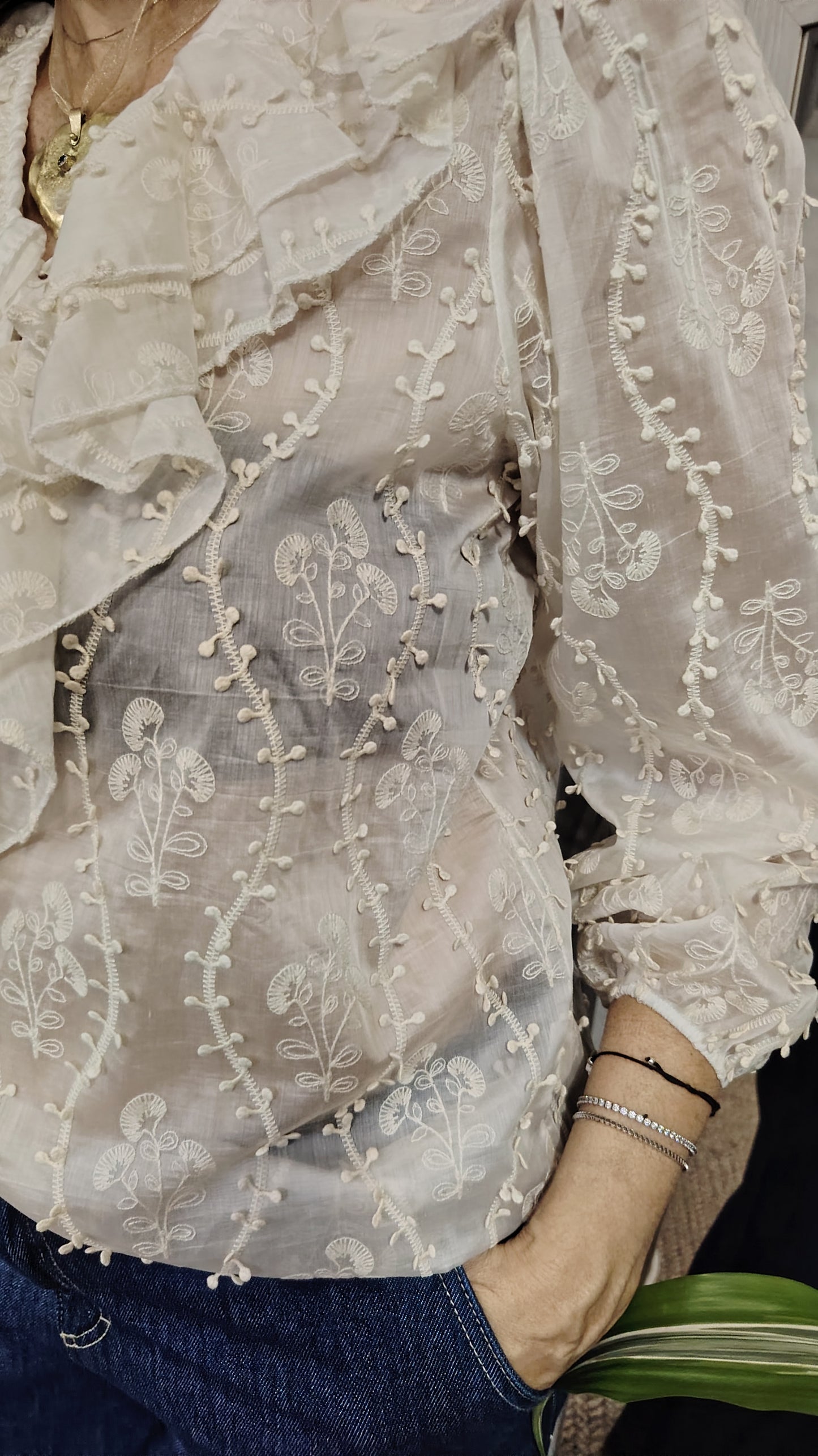 Blusa con rouches e motivi in rilievo