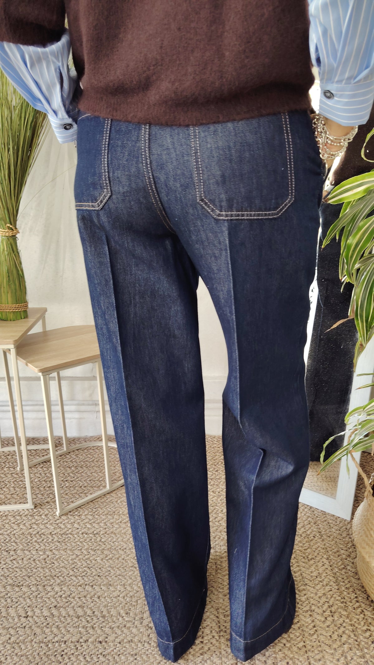 Jeans gamba ampia con cuciture a contrasto
