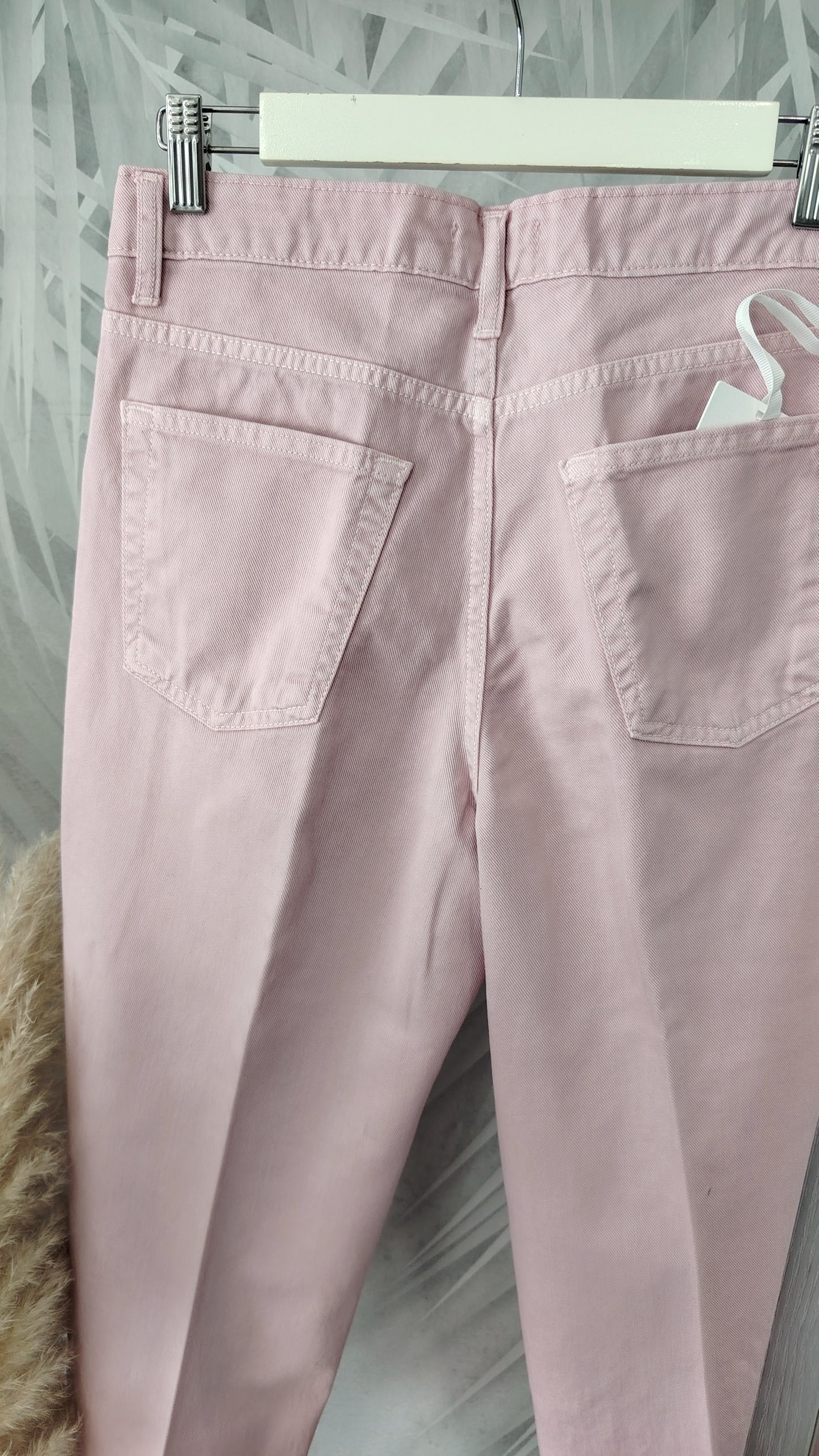 Pantalone con risvolto e taglio vivo