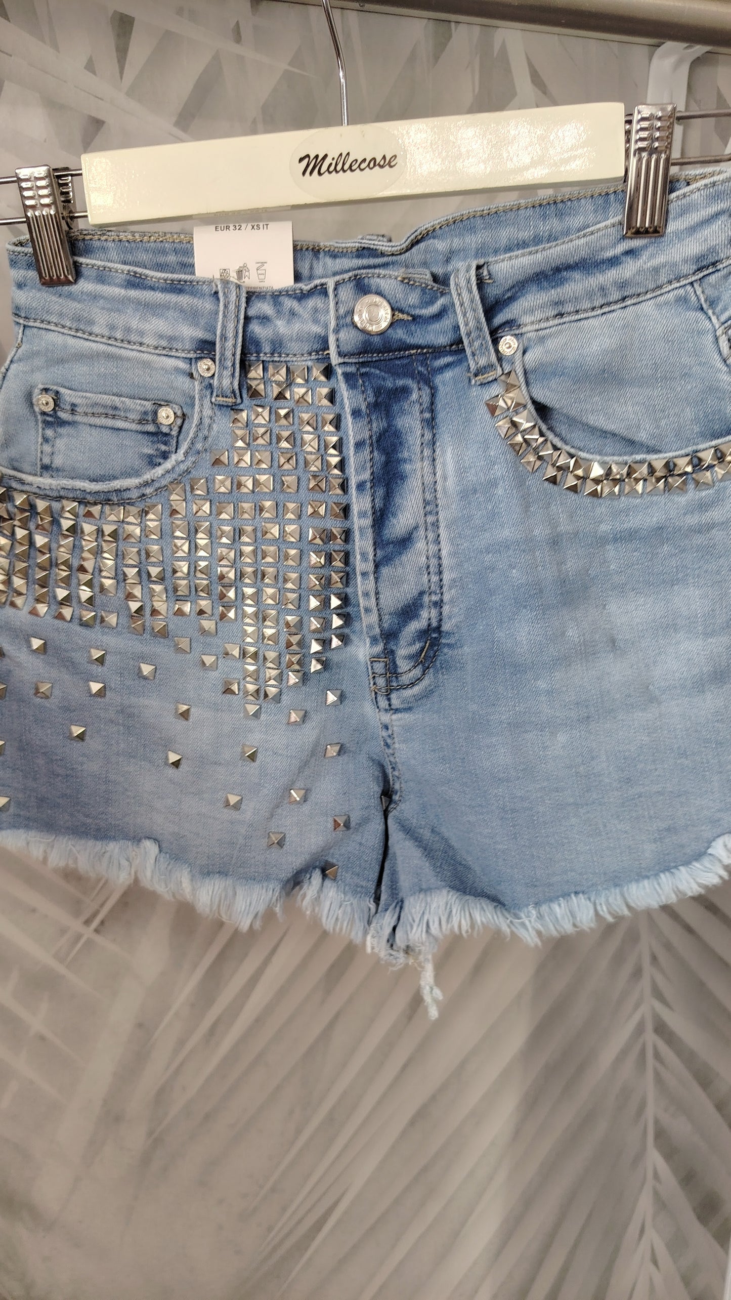 Short in denim con borchie