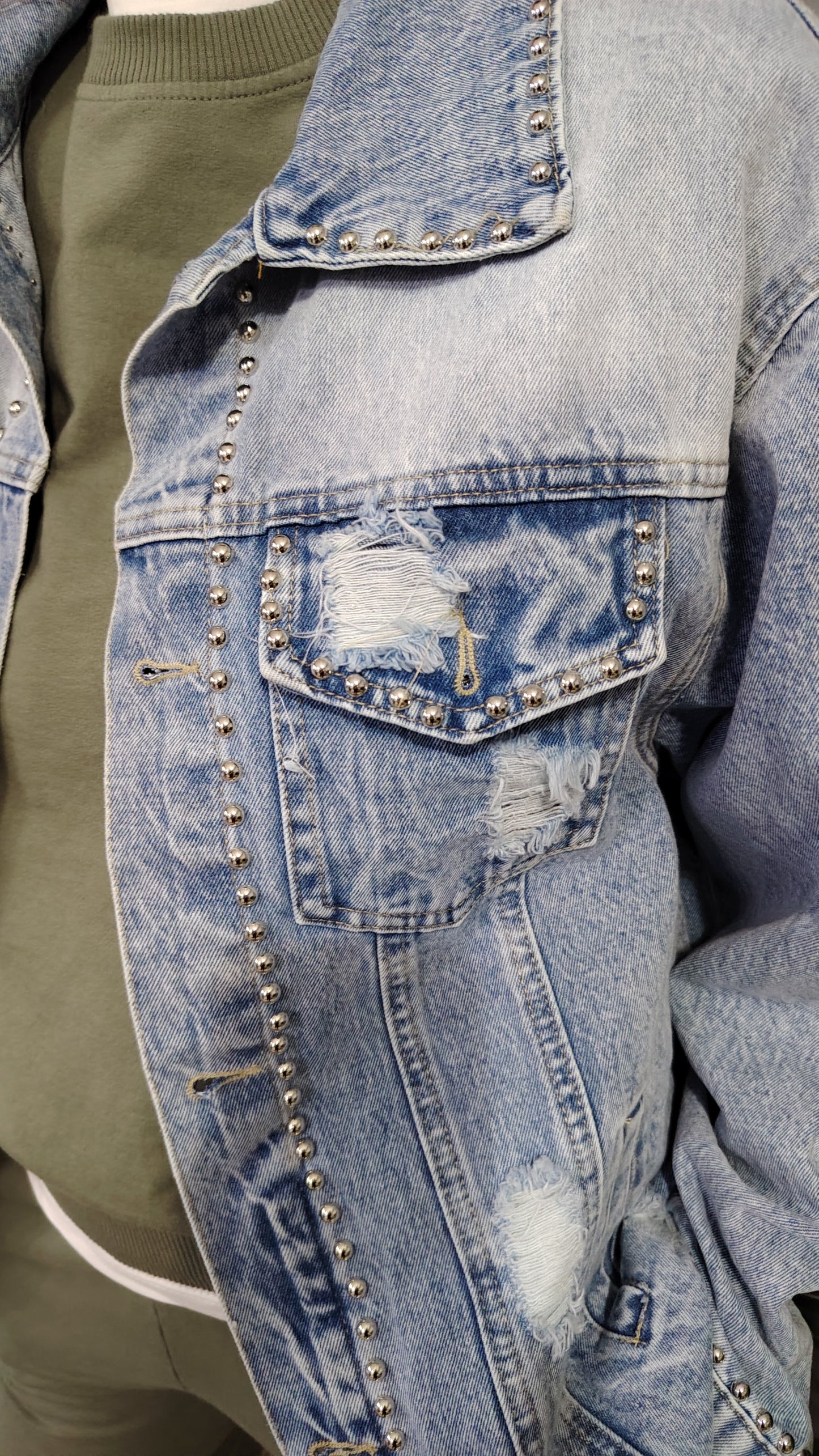 Giubbotto denim con borchie