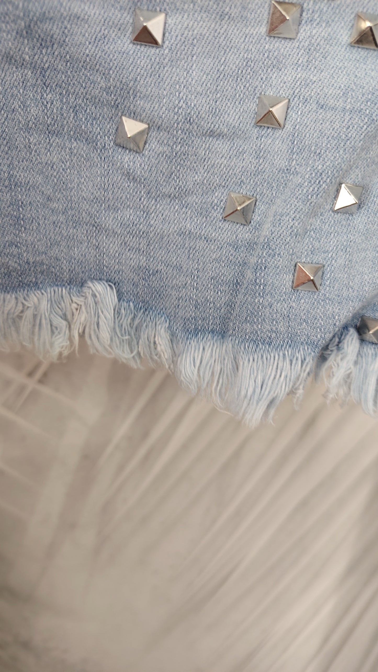 Short in denim con borchie