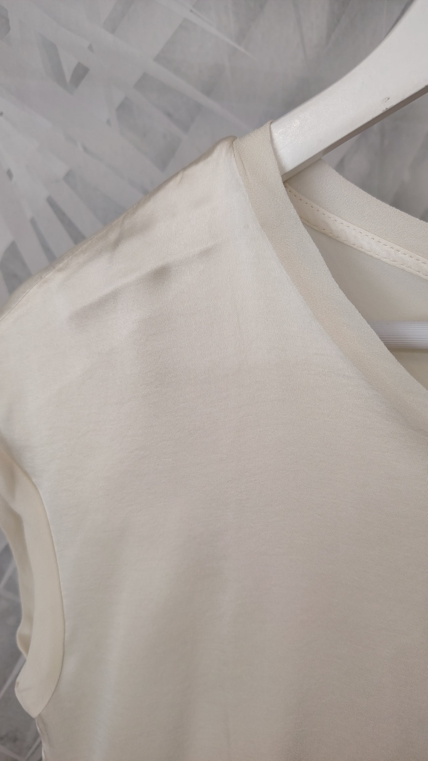 Blusa smanicata con bordi