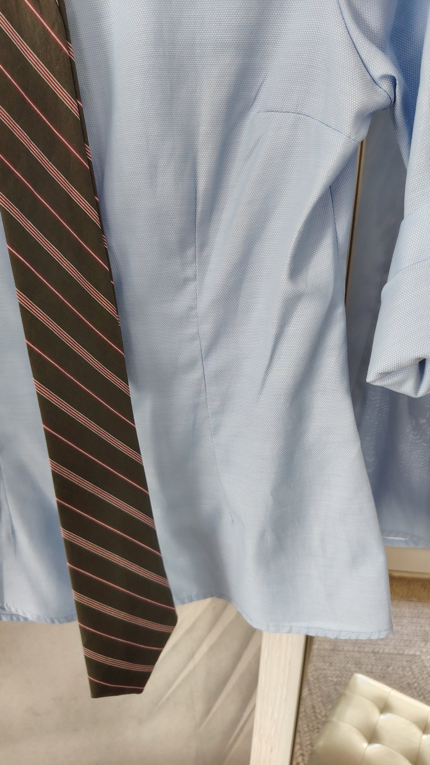 Camicia sfiancata con cravatta