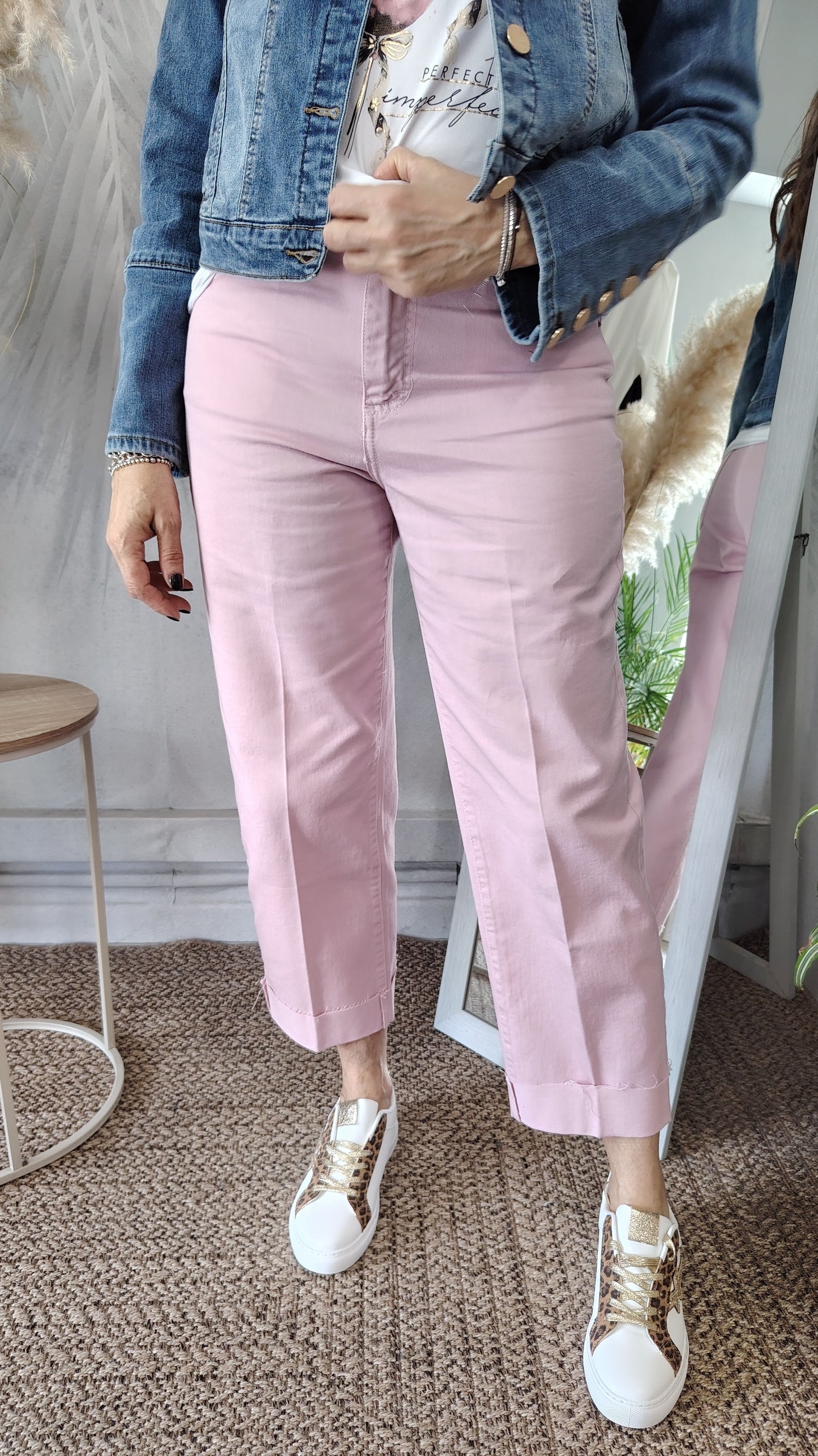 Pantalone con risvolto e taglio vivo