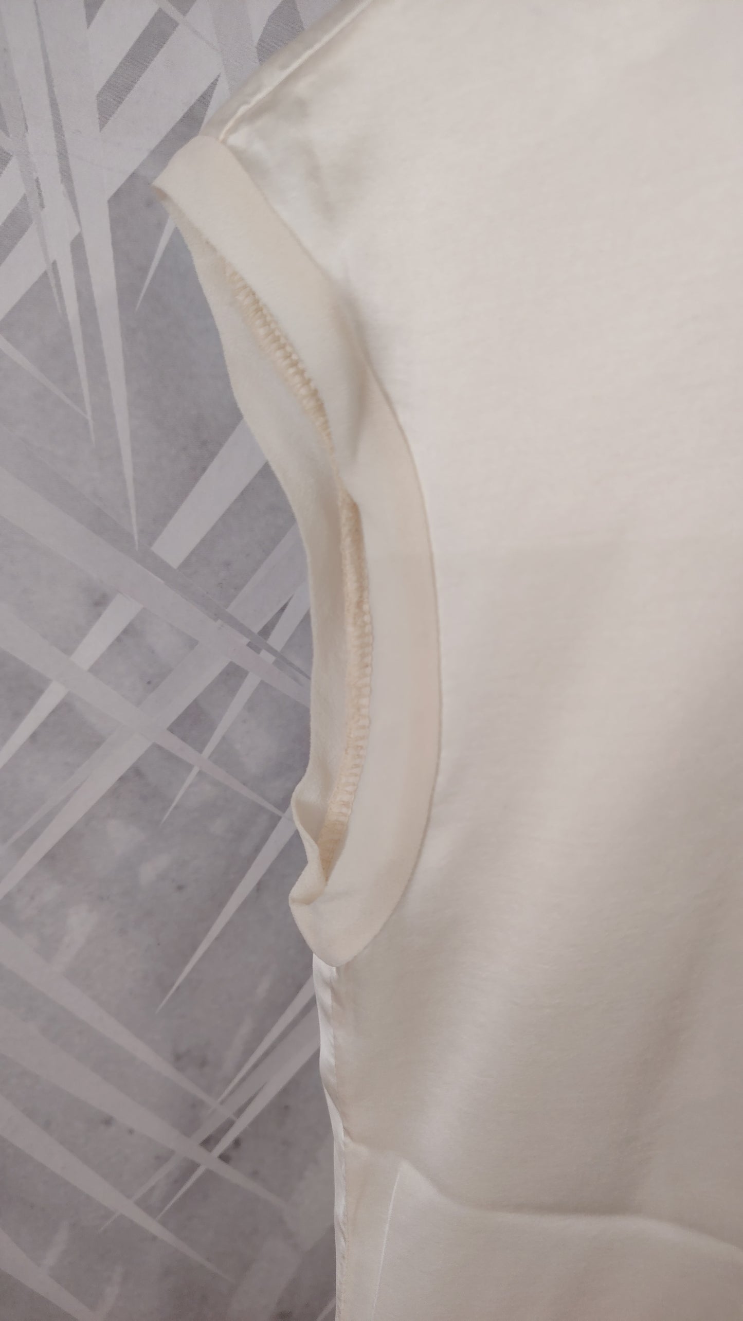 Blusa smanicata con bordi