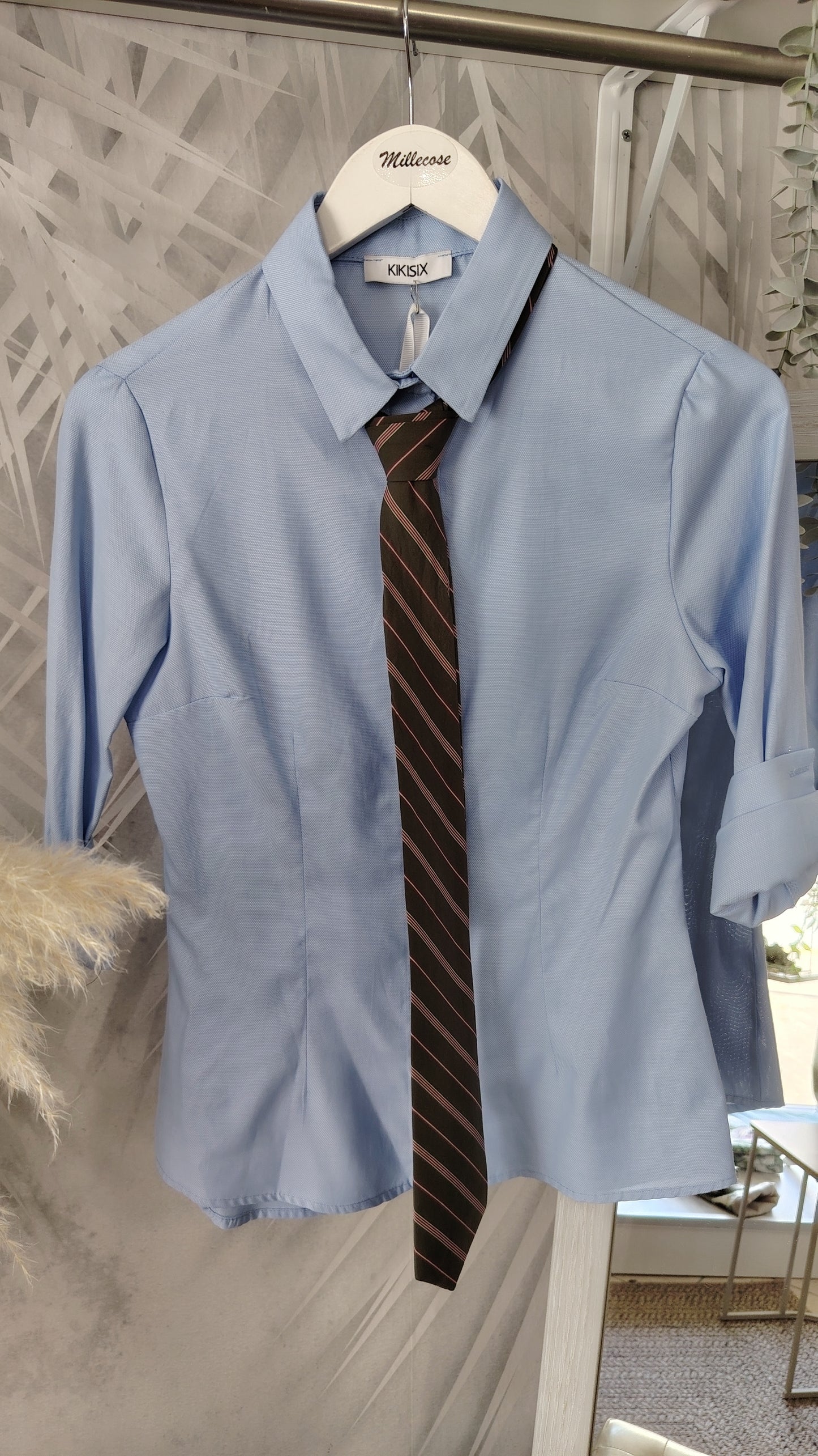 Camicia sfiancata con cravatta