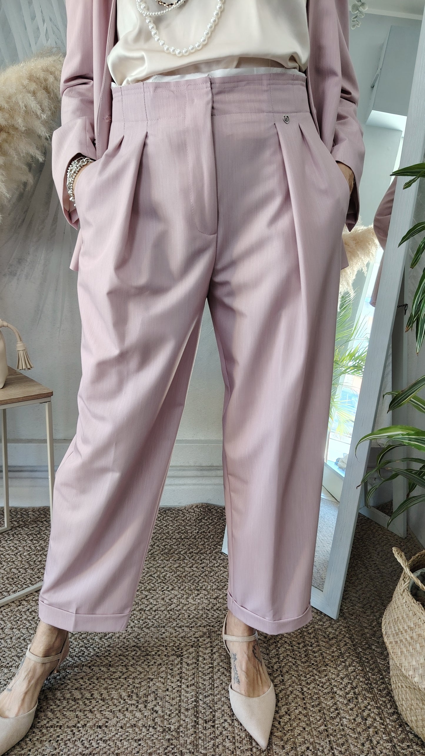 Pantaloni vita alta pences e risvolto