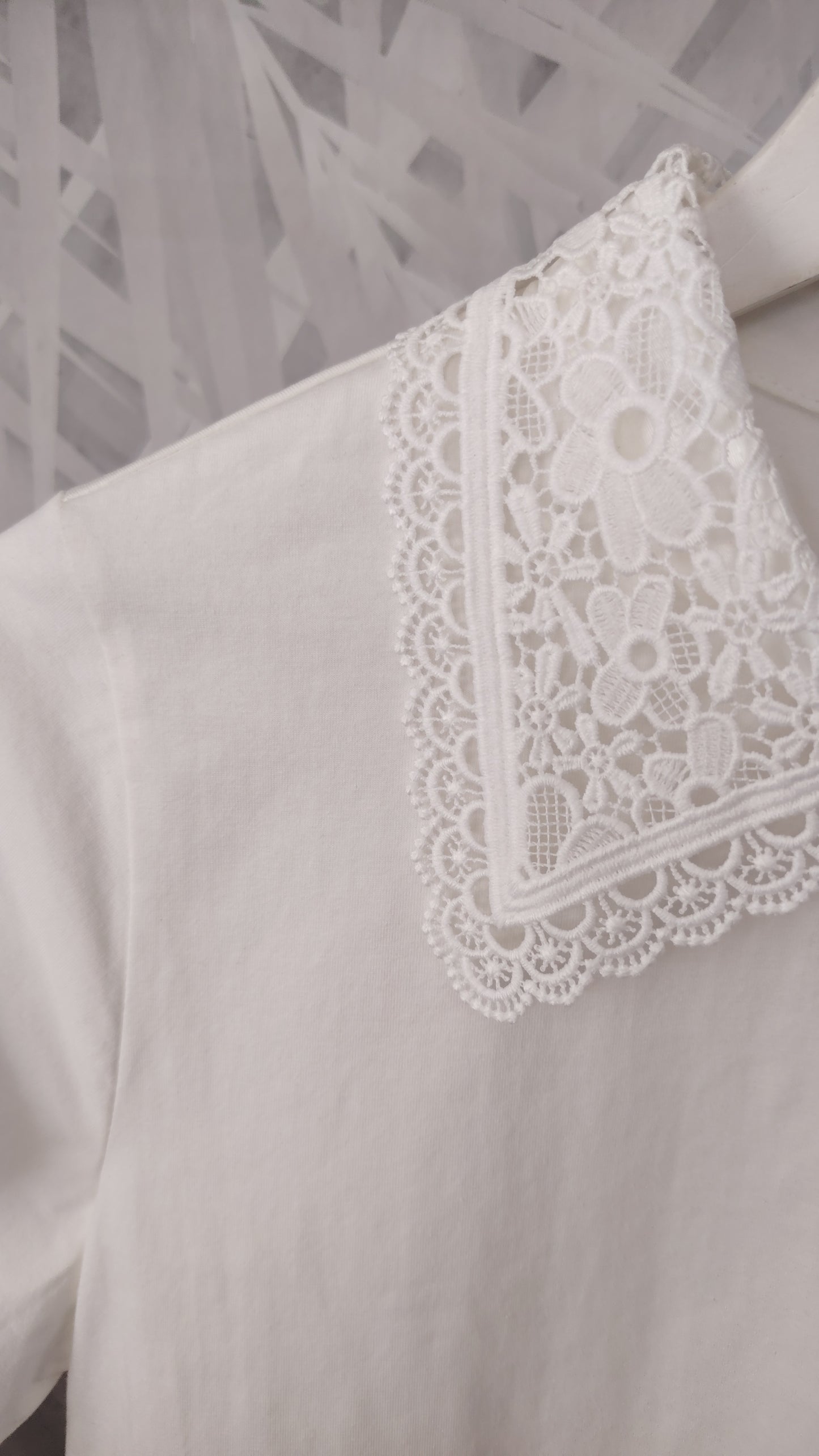 T-shirt colletto crochet