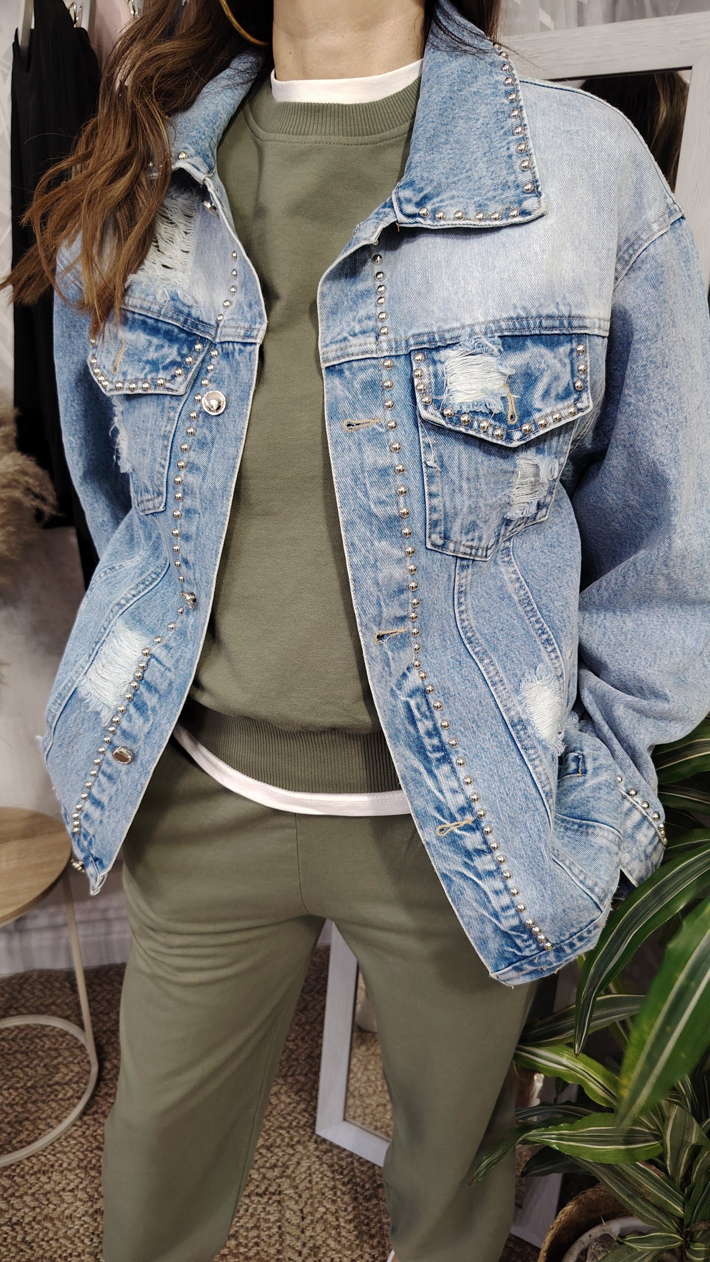 Giubbotto denim con borchie