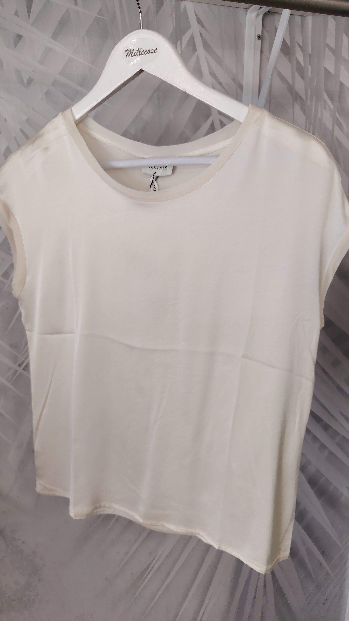 Blusa smanicata con bordi