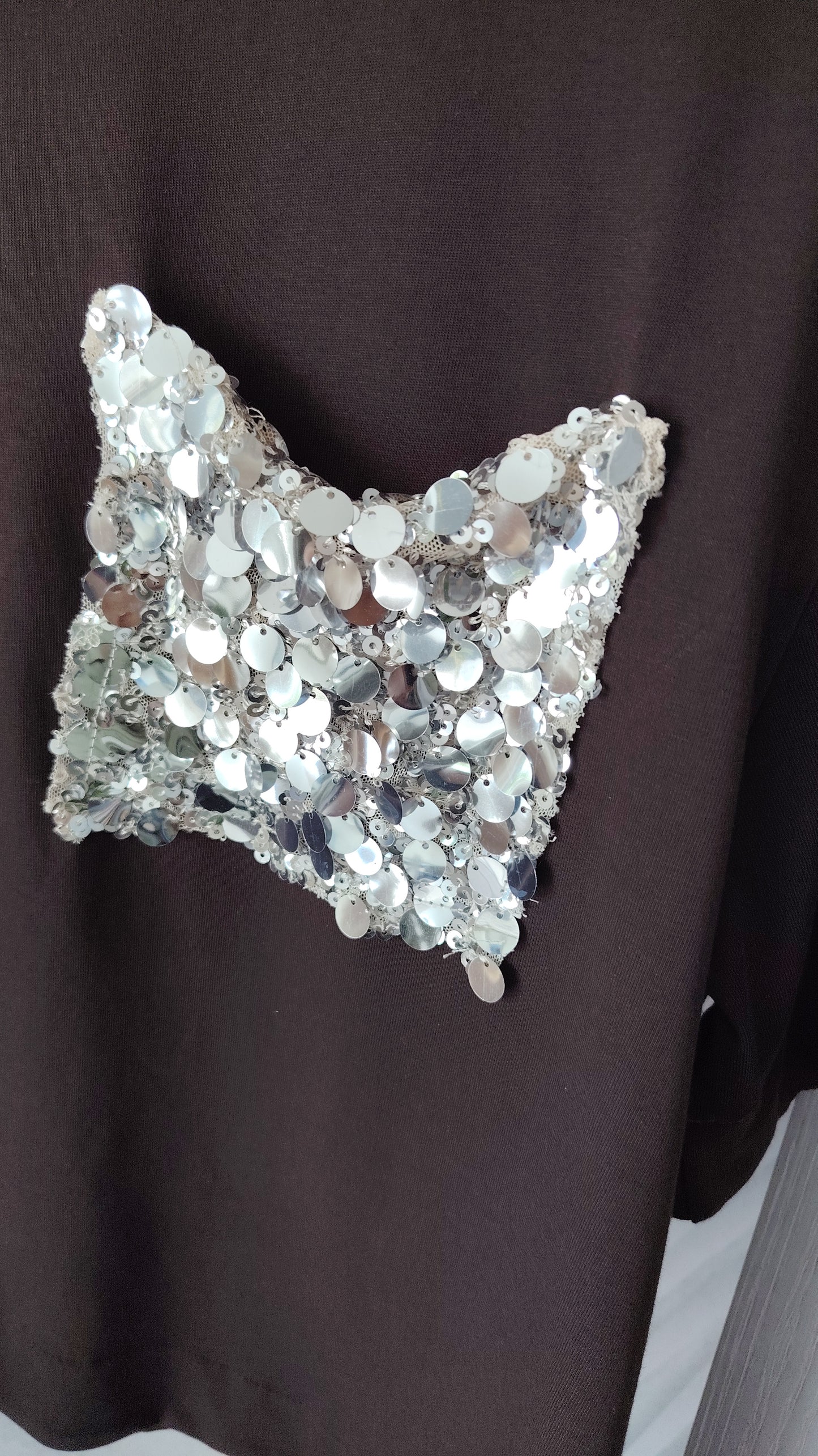 T-shirt con tasca paillettes