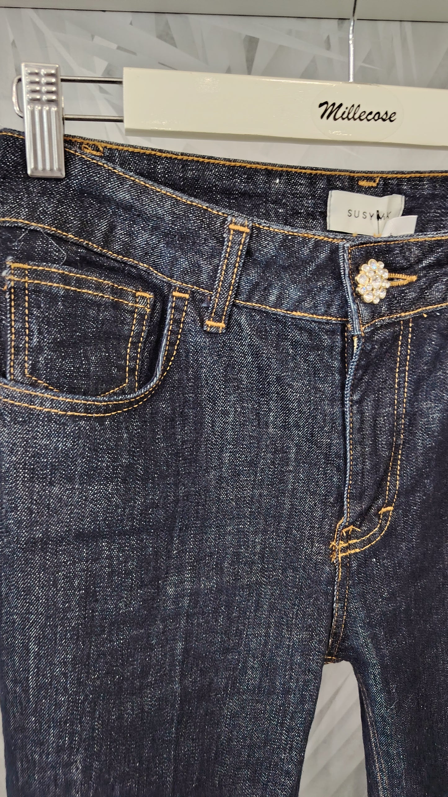 Jeans gamba dritta bottone gioiello