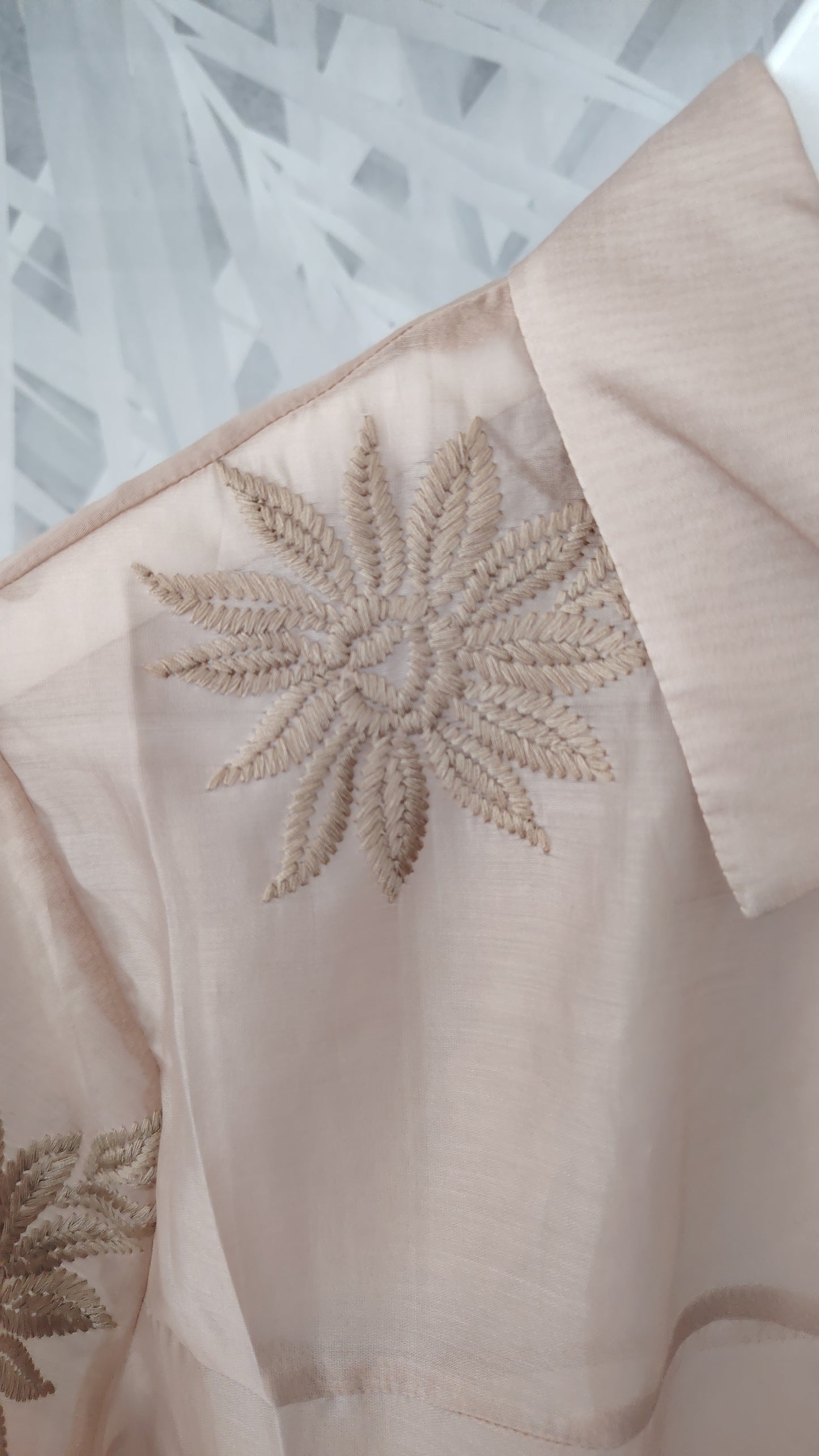 Camicia con ricami tinta su tinta