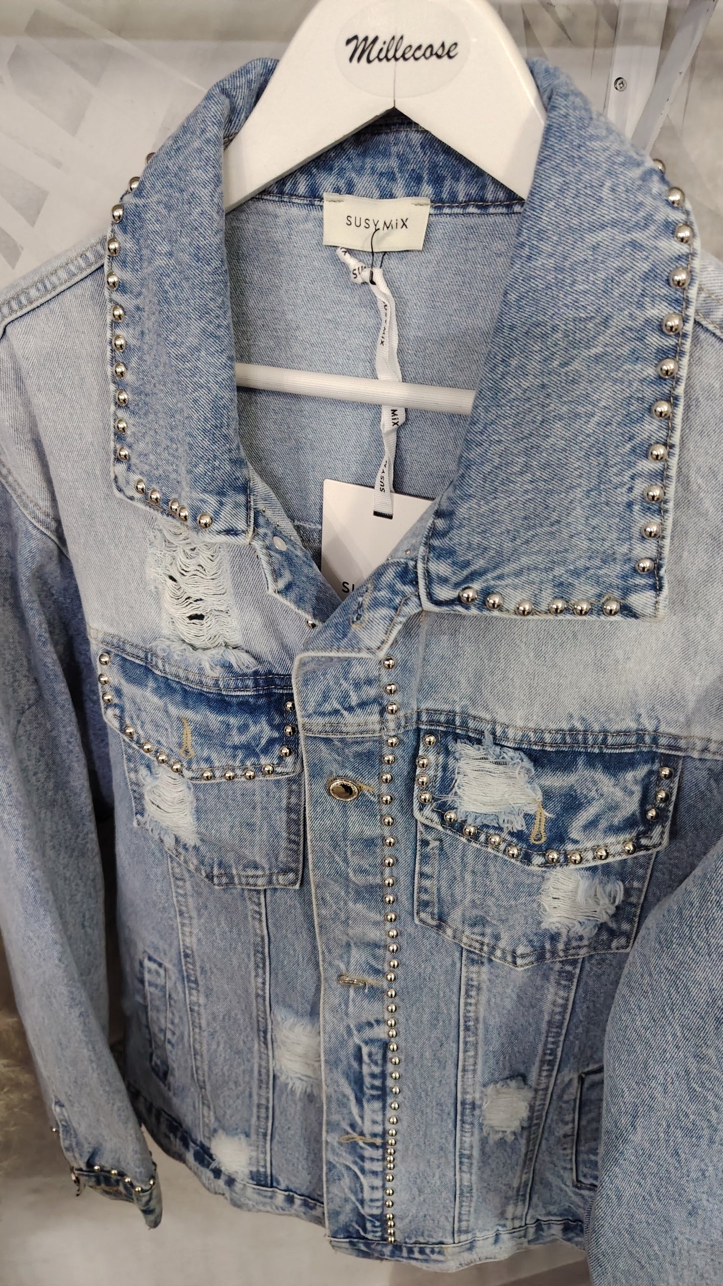 Giubbotto denim con borchie