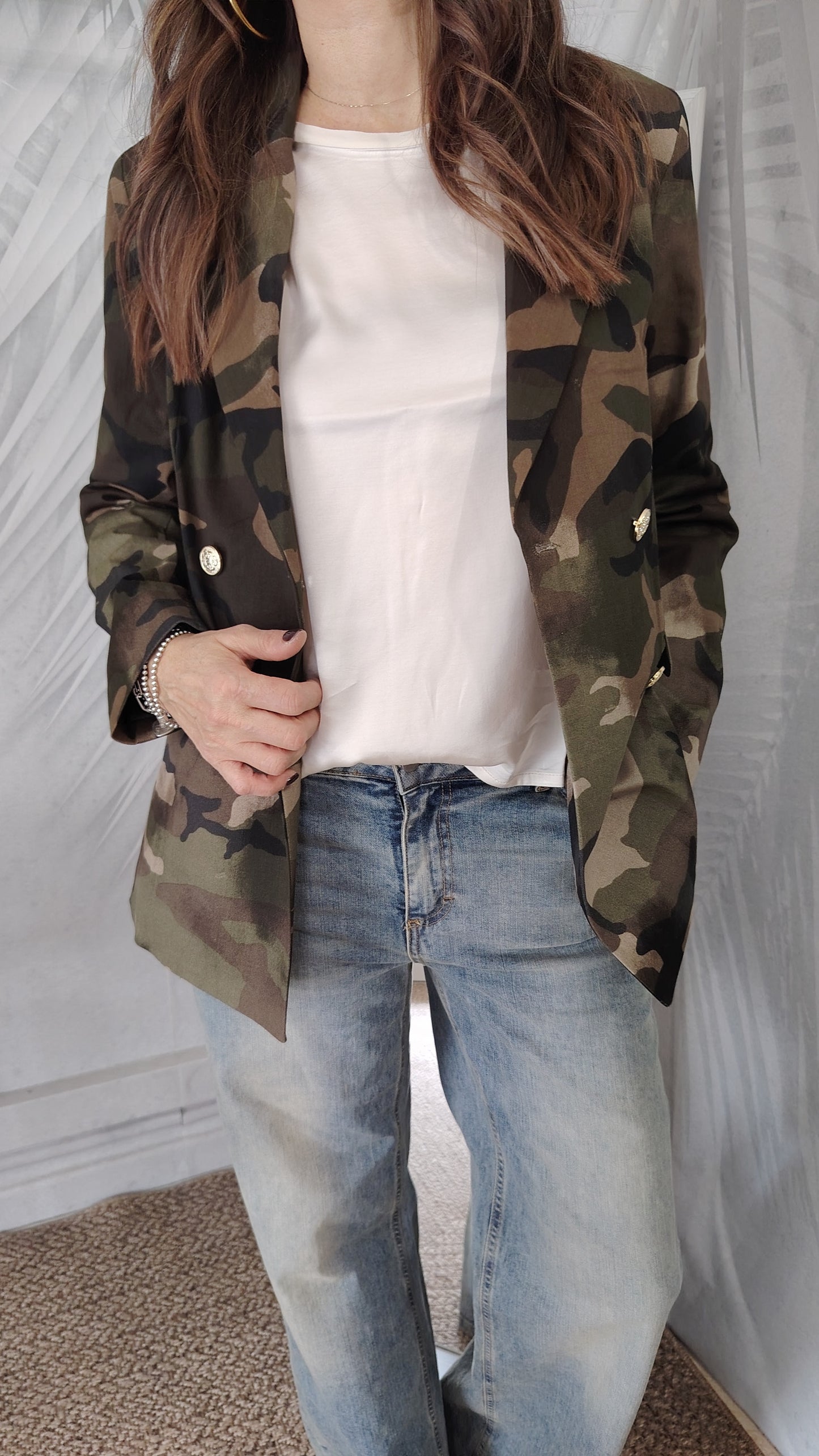 Blusa smanicata con bordi