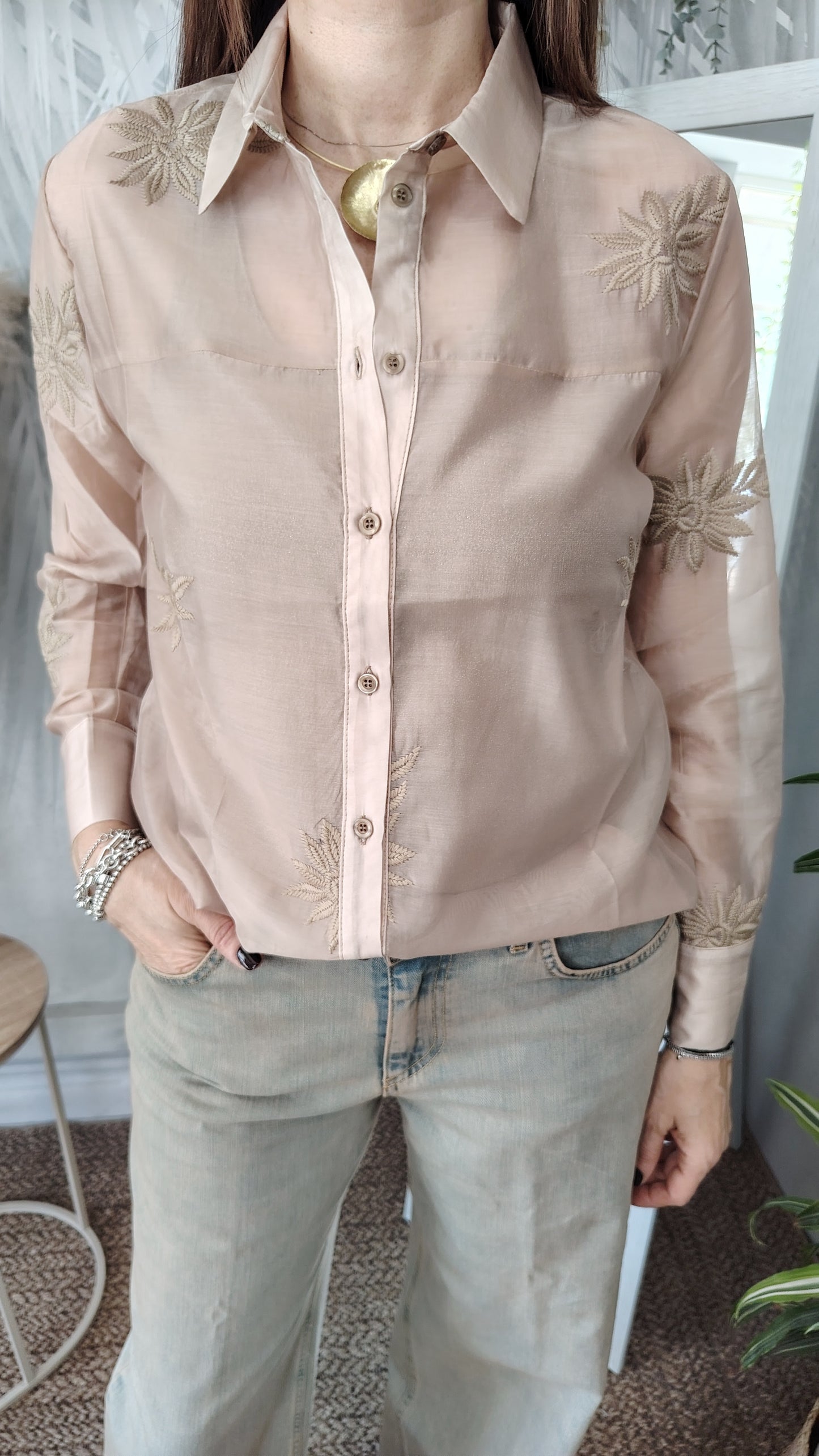 Camicia con ricami tinta su tinta