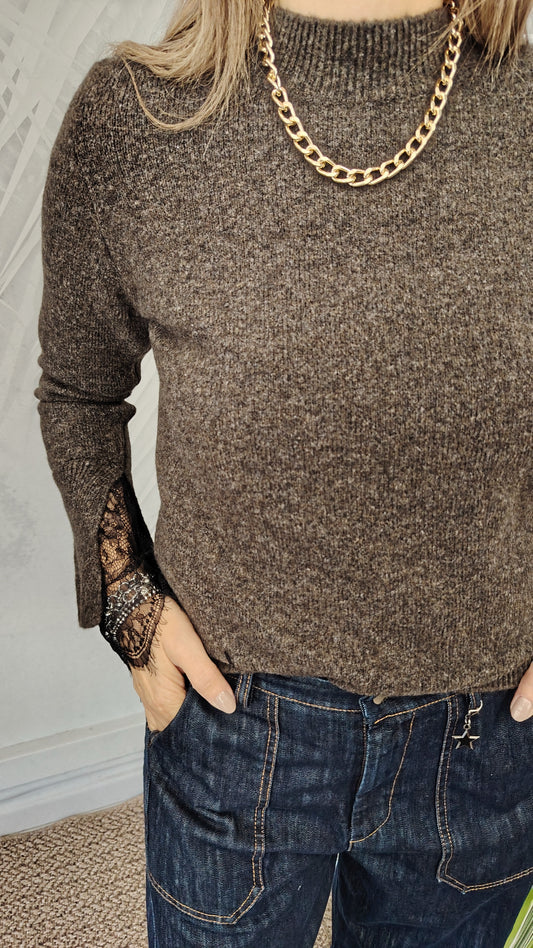 Pull lupetto con spacchi e pizzo nei polsi