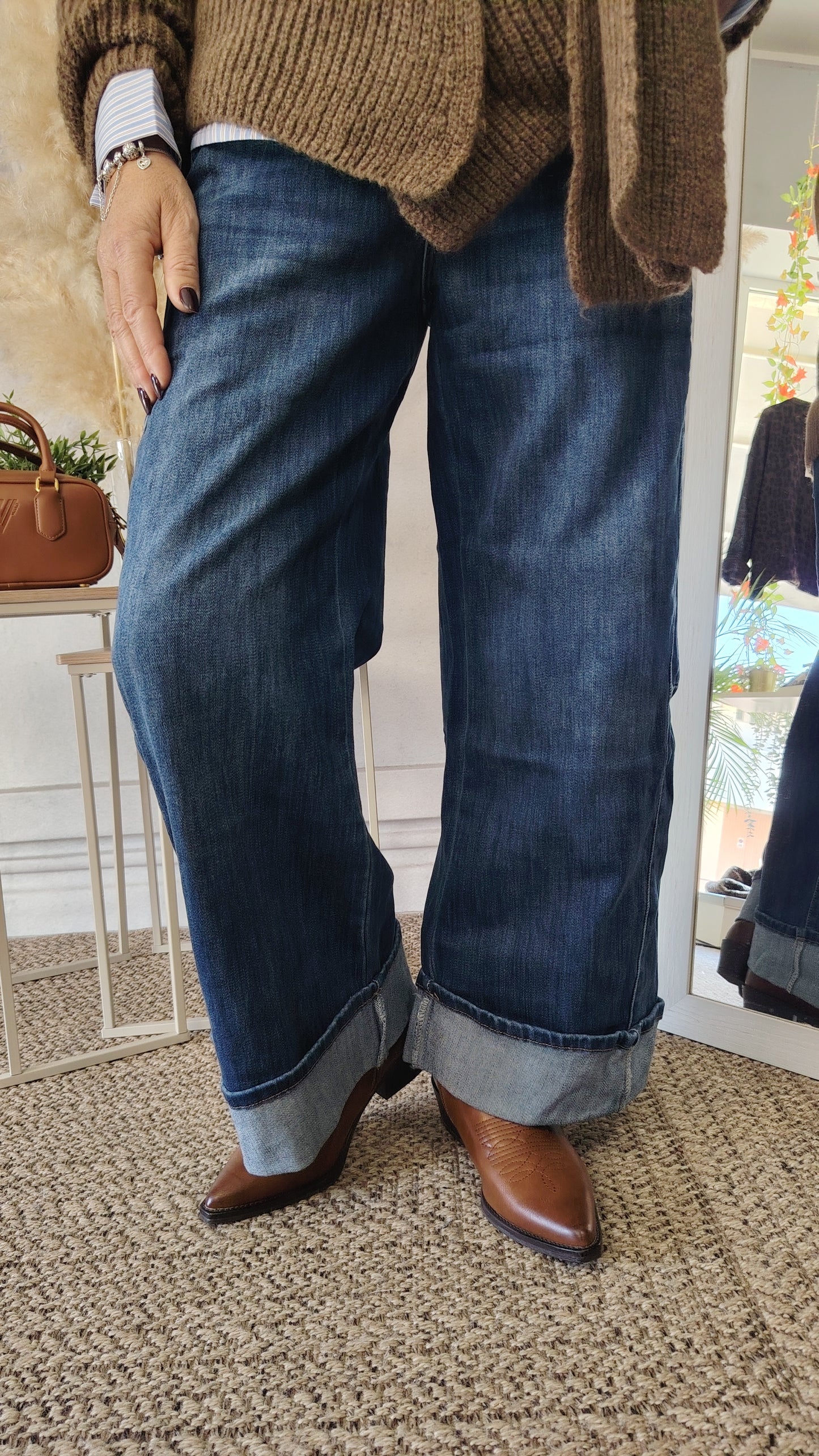 Jeans gamba larga con risvolto alto