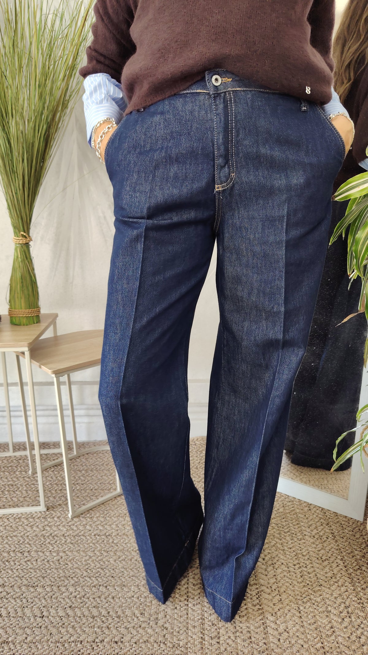 Jeans gamba ampia con cuciture a contrasto