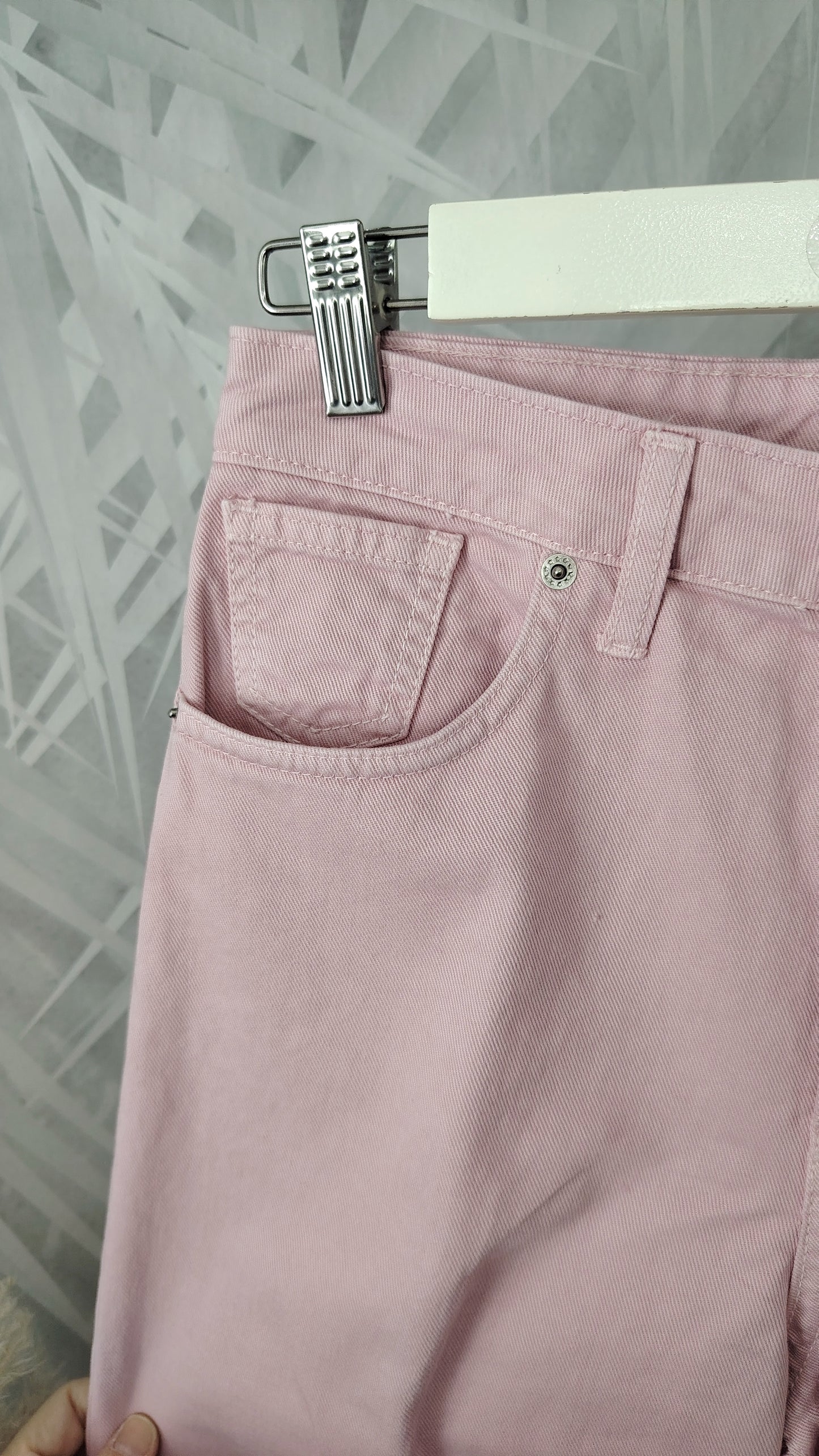 Pantalone con risvolto e taglio vivo