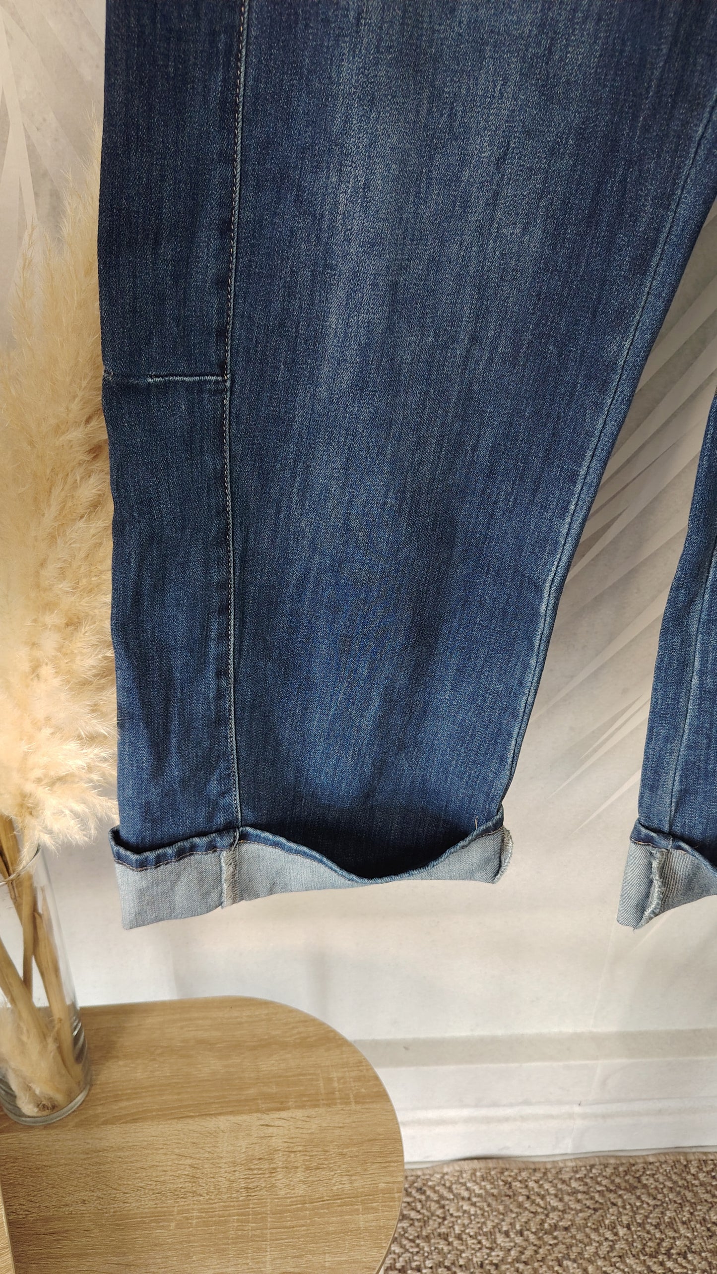 Jeans gamba larga con risvolto alto