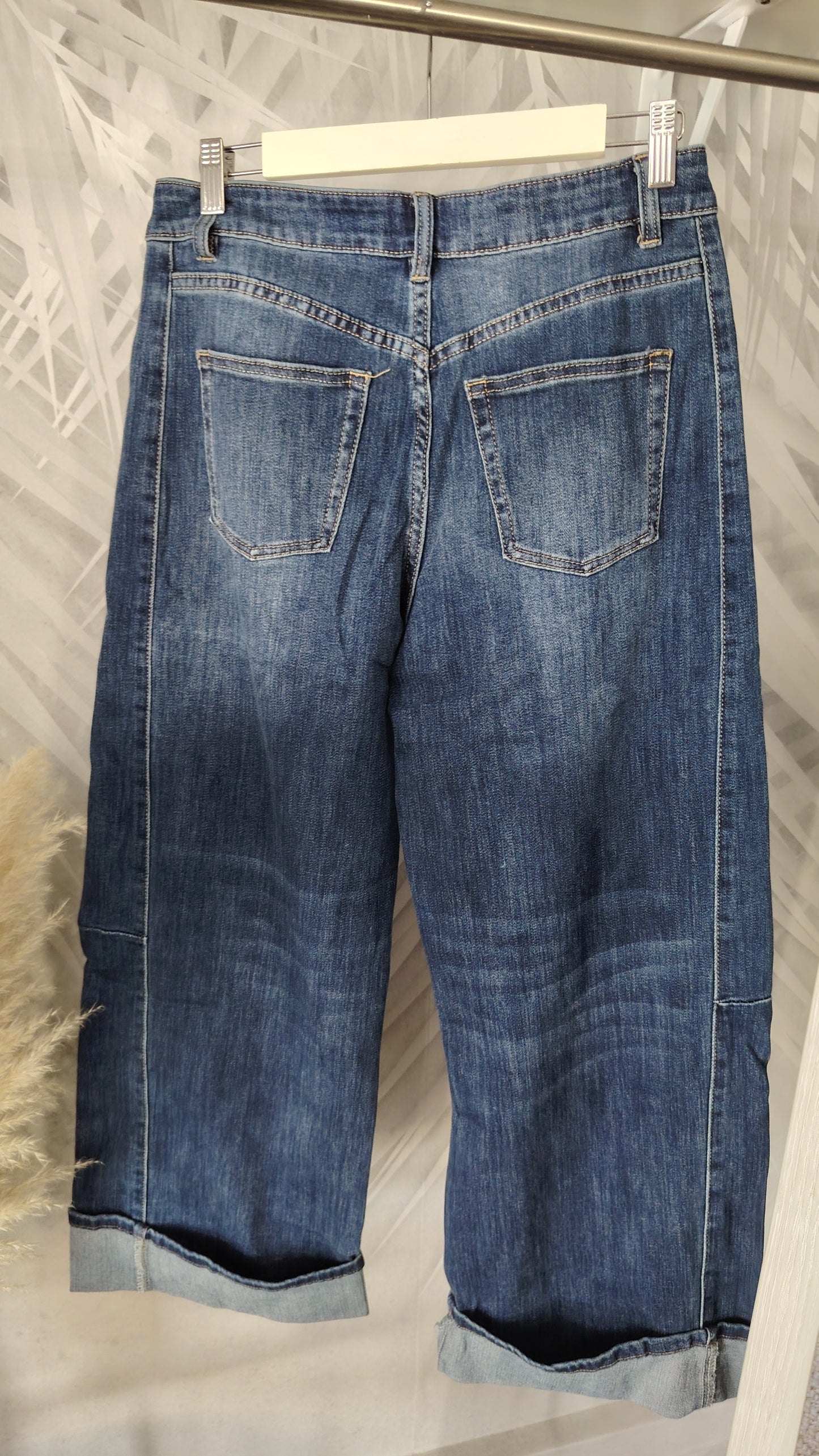 Jeans gamba larga con risvolto alto